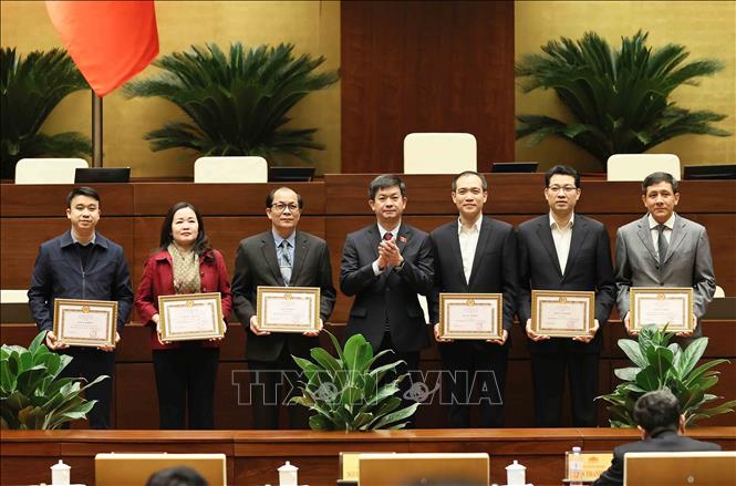 Tổng Thư ký Quốc hội, Chủ nhiệm Văn phòng Quốc hội Lê Quang Tùng trao Giấy khen của Đảng bộ cơ quan Văn phòng Quốc hội cho các tổ chức Đảng. Ảnh: An Đăng/TTXVN