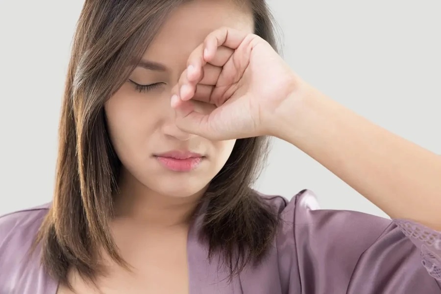 Hệ lụy đáng sợ từ thói quen dụi mắt