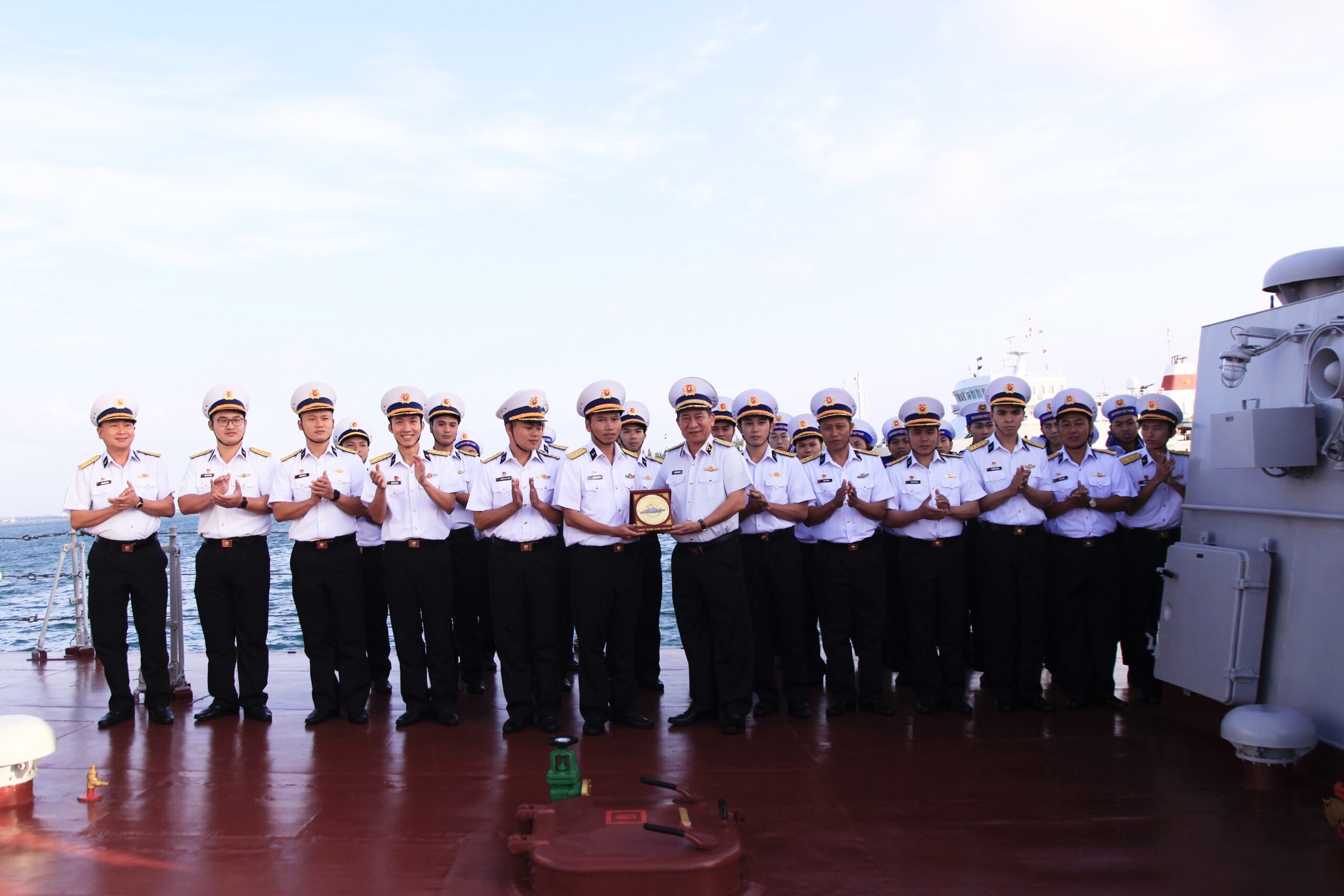 Phó Tư lệnh Quân chủng Hải quân chúc mừng ngày thành lập 2 tàu 371 và 372 thuộc Lữ đoàn 162