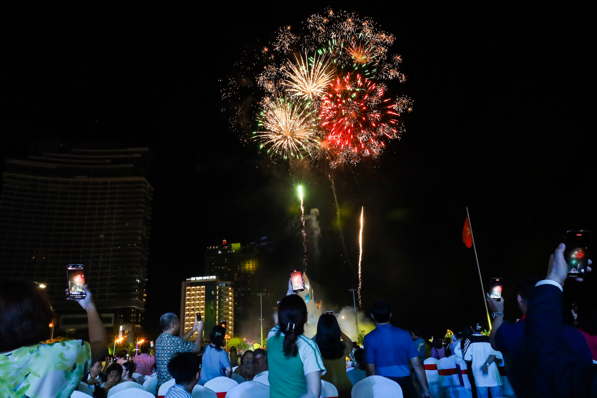 2025 New Years Eve program will feature a low-altitude fireworks display

