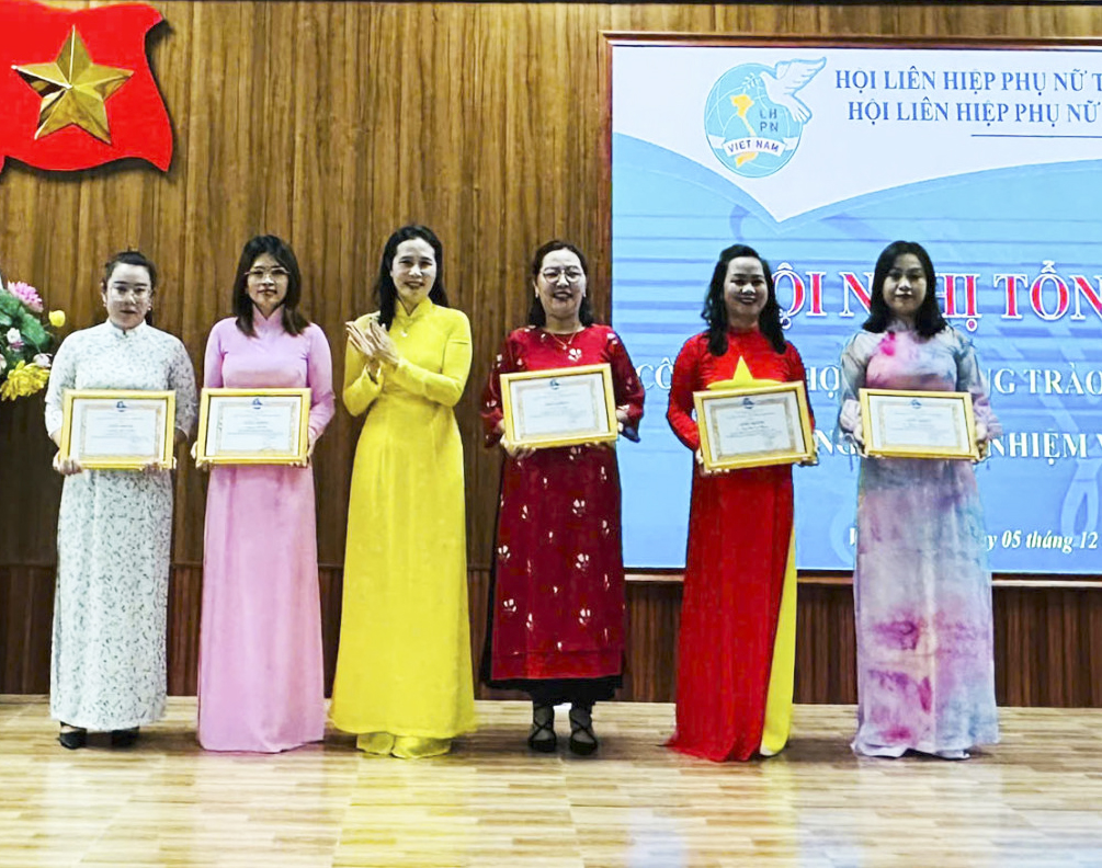 Hội Liên hiệp Phụ nữ phường Vĩnh Phước khen thưởng cho các cá nhân.