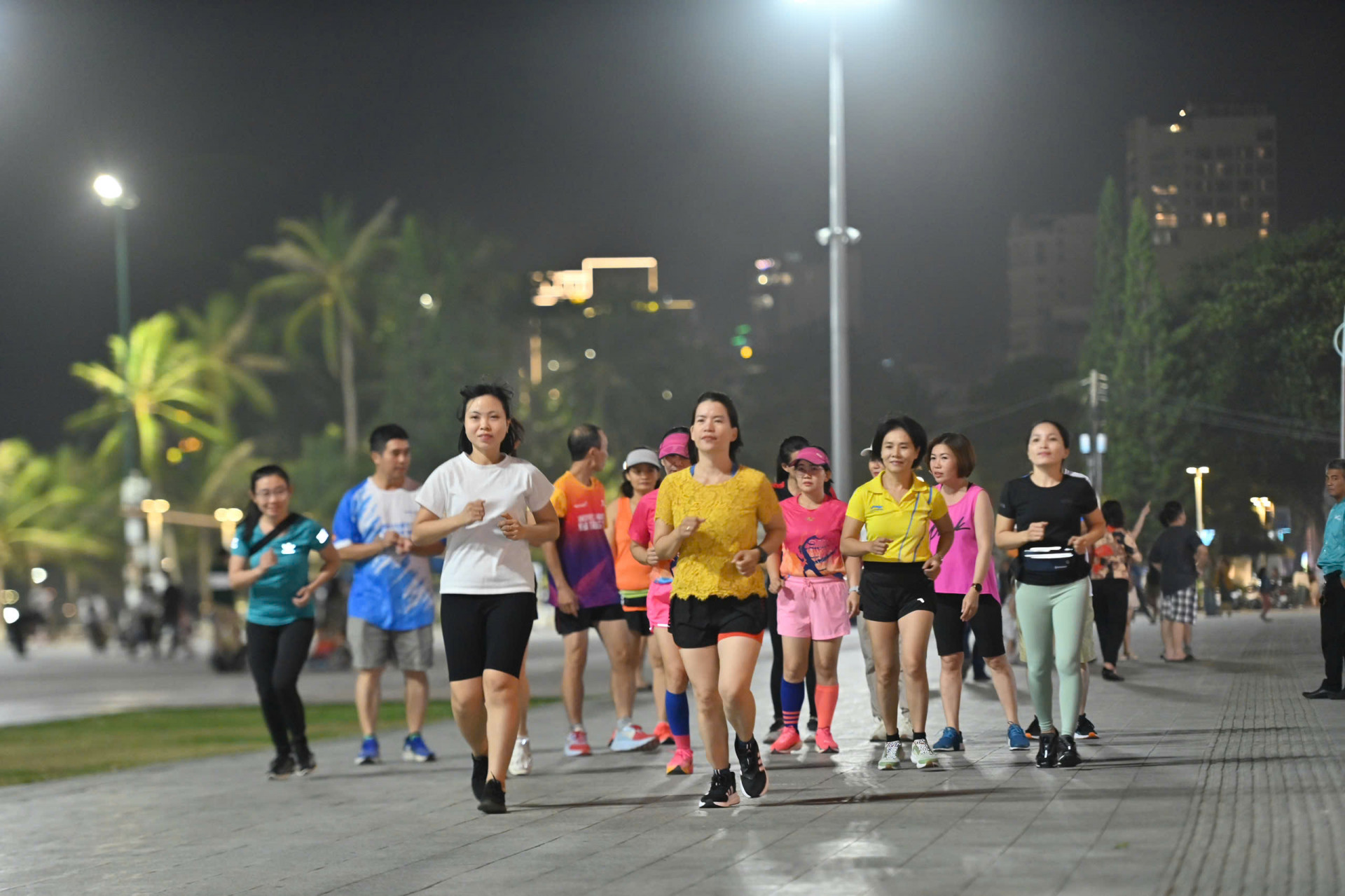 Runners eagerly practicing for Nha Trang Night Run Sanvinest-Khanh Hoa Newspaper 2024 (Photo: PHUC HIEU)

