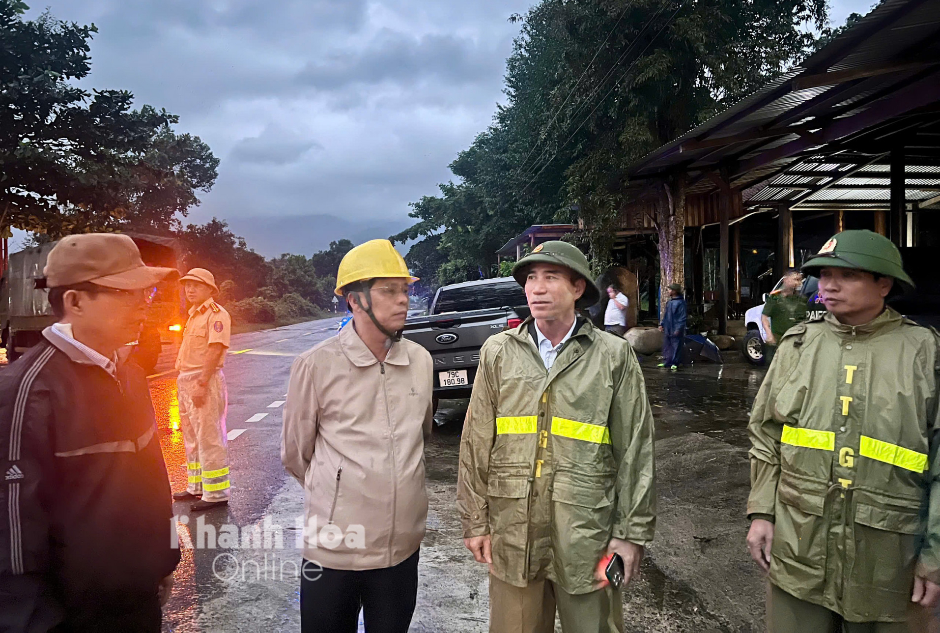 Ông Nguyễn Tấn Tuân - Phó Bí thư Tỉnh ủy, Chủ tịch UBND tỉnh: Đảm bảo an toàn tuyệt đối cho người dân bị kẹt do sạt lở trên đèo Khánh Lê  