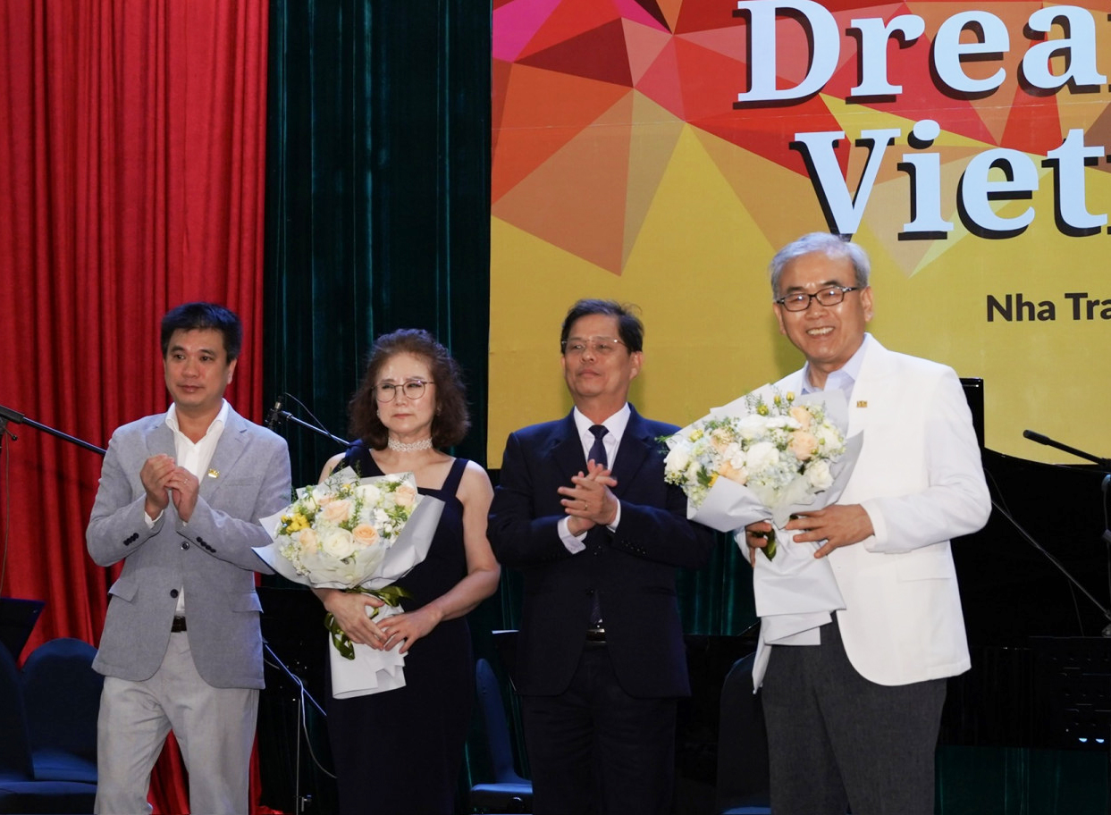 Nguyen Tan Tuan presenting flowers to the organizing committee

