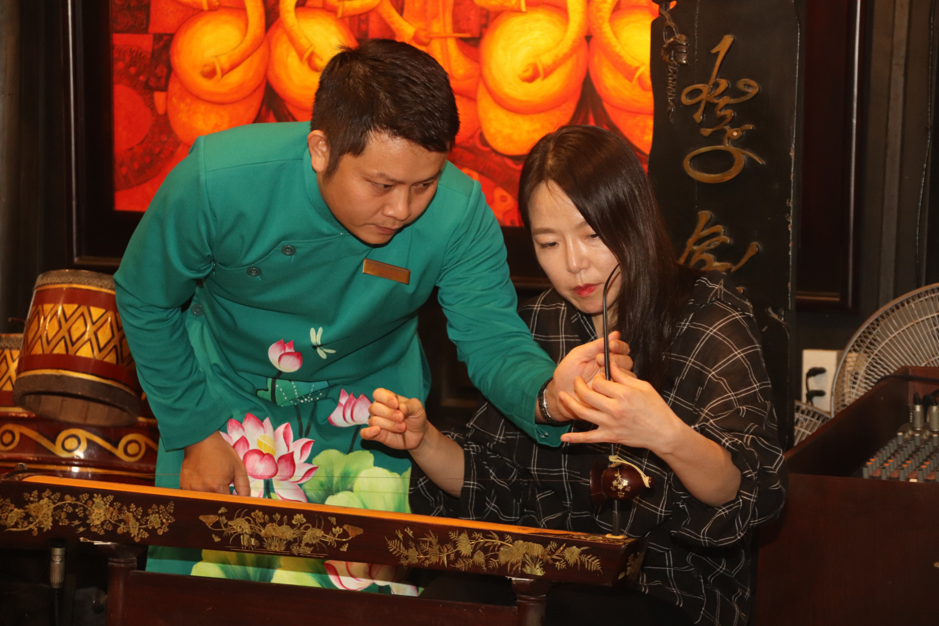 Ulsan City artist learning to play monochord

