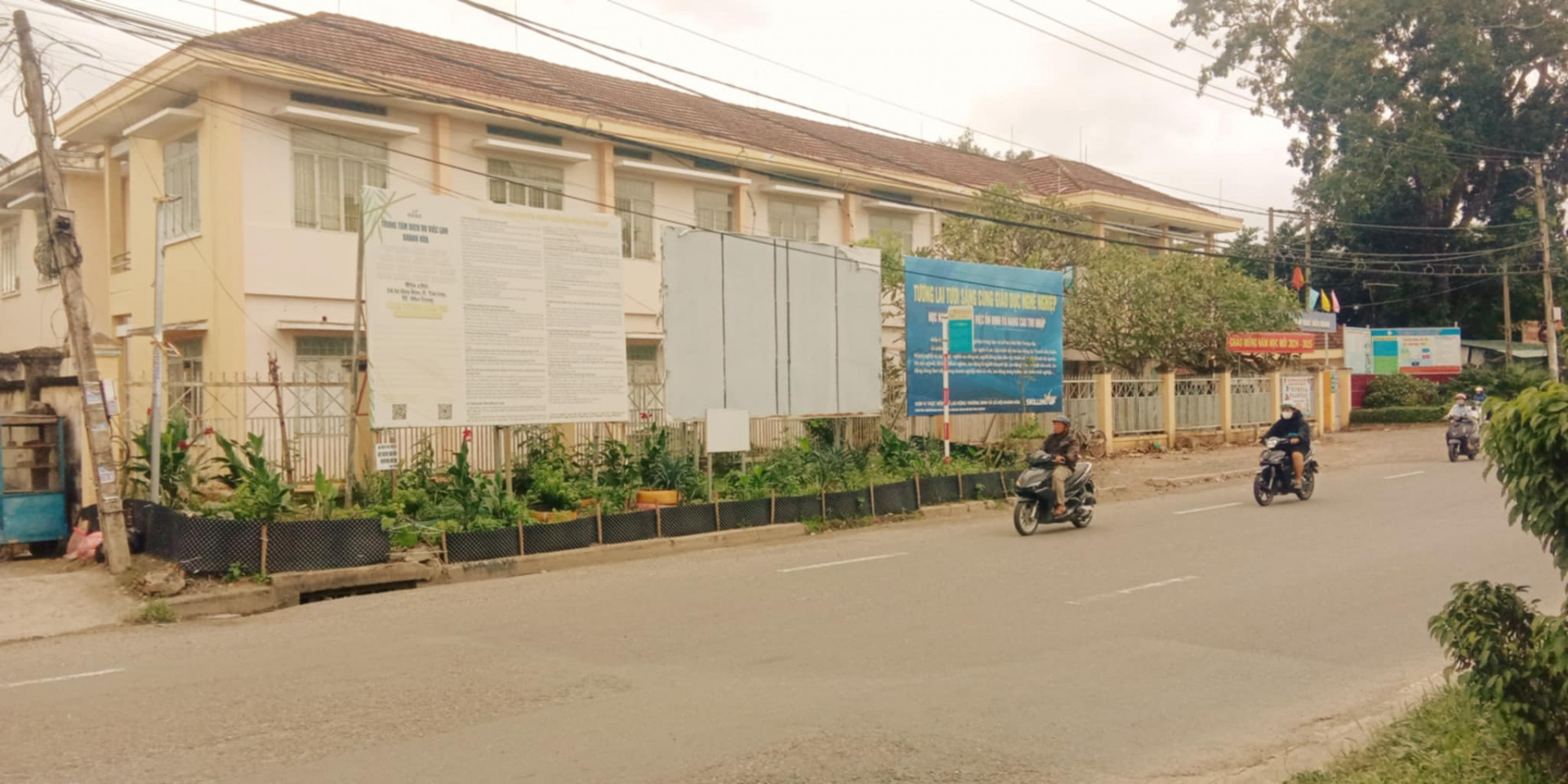 Pa nô tuyên truyền không còn nội dung