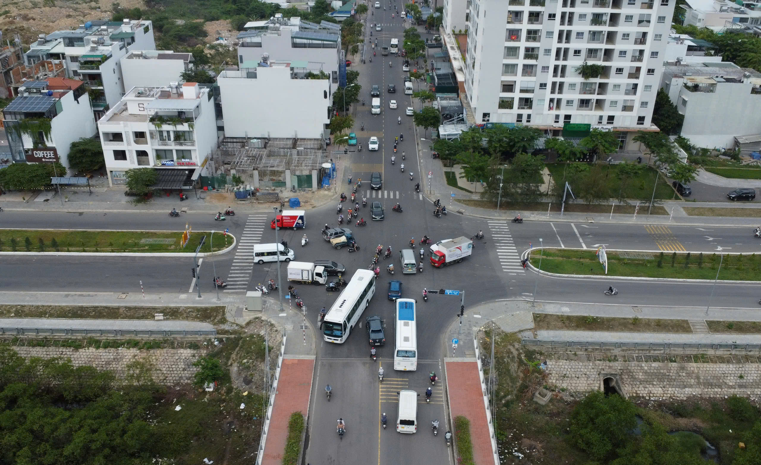 Thống nhất lắp đặt đèn tín hiệu giao thông tại nút giao đường Vành đai 2 - Tố Hữu