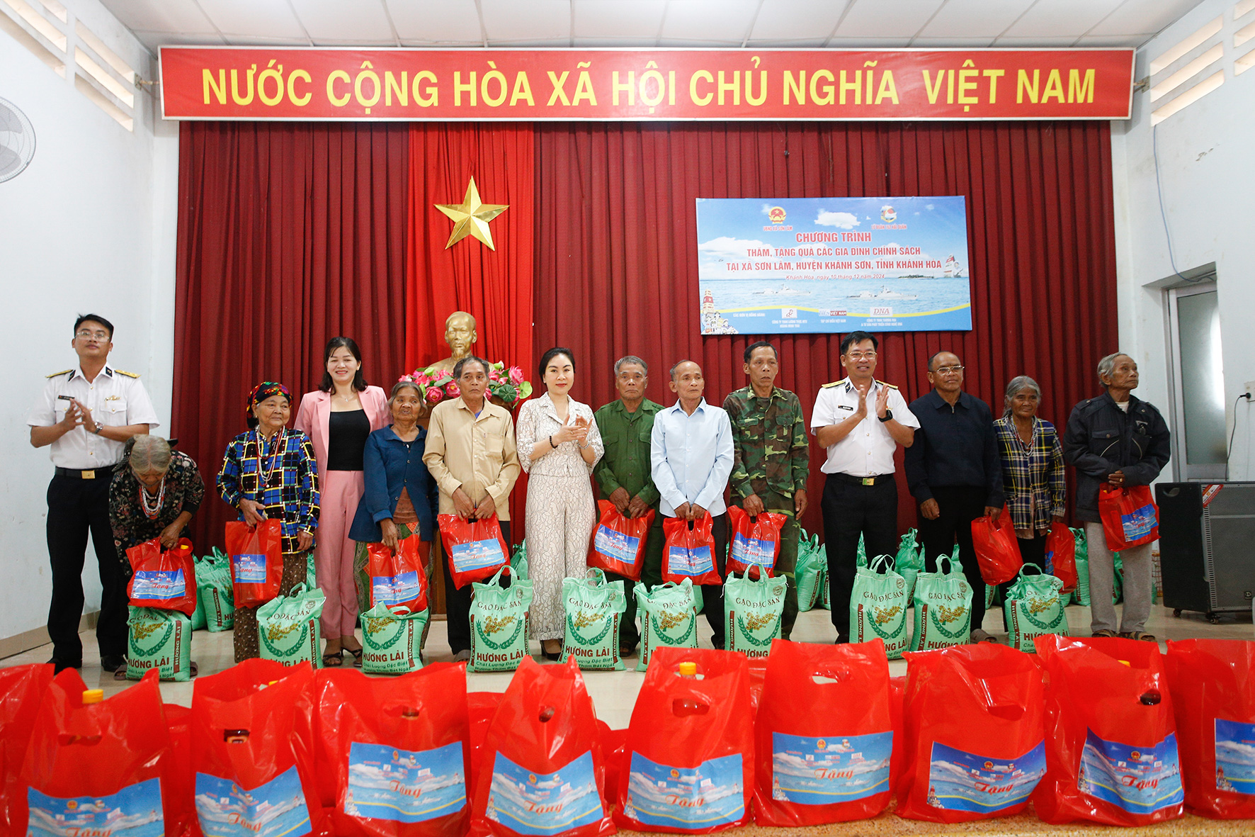 Lữ đoàn 162 trao 150 suất quà tặng gia đình chính sách, gia đình có hoàn cảnh khó khăn