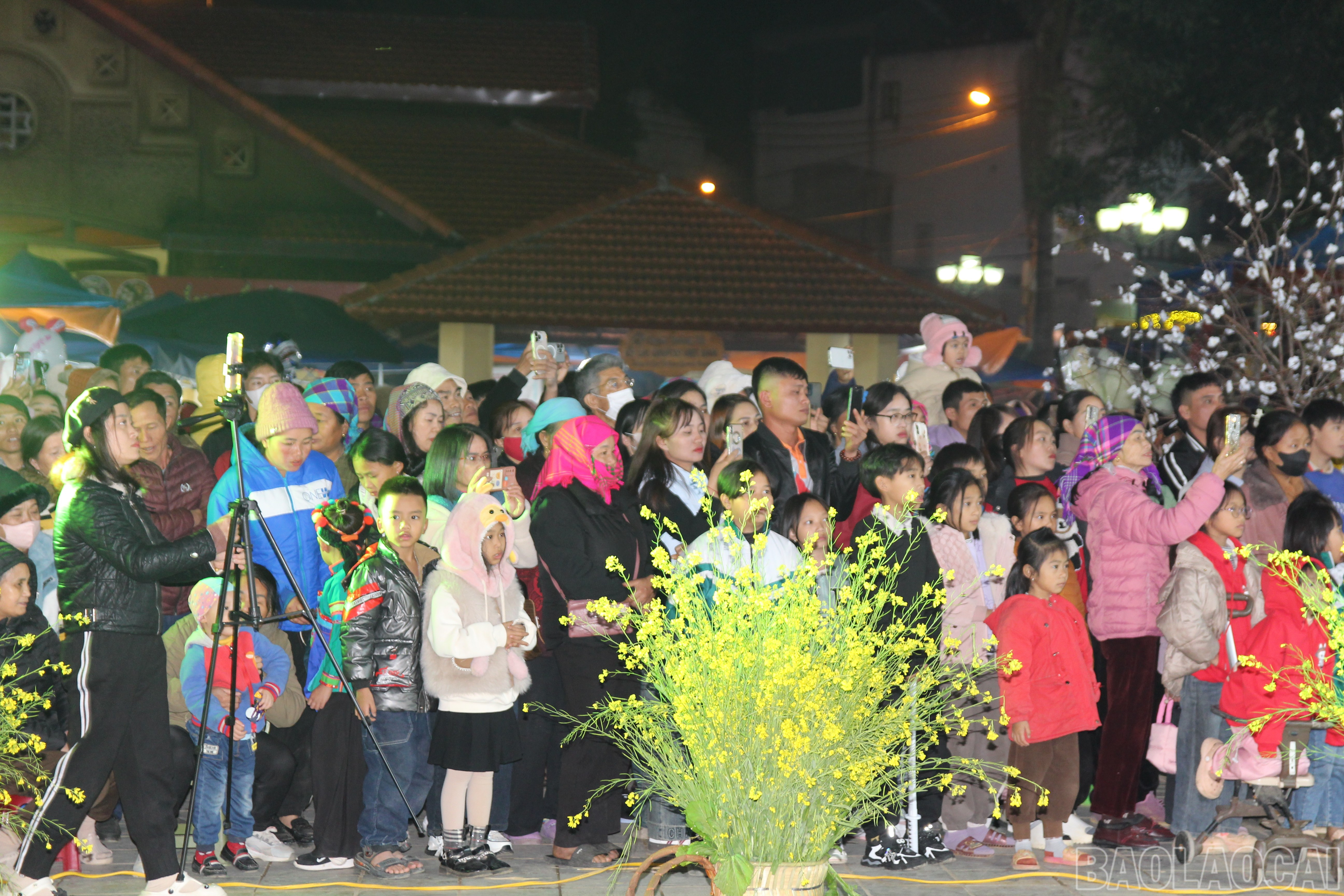 Đêm khai mạc thu hút Nhân dân và du khách.

