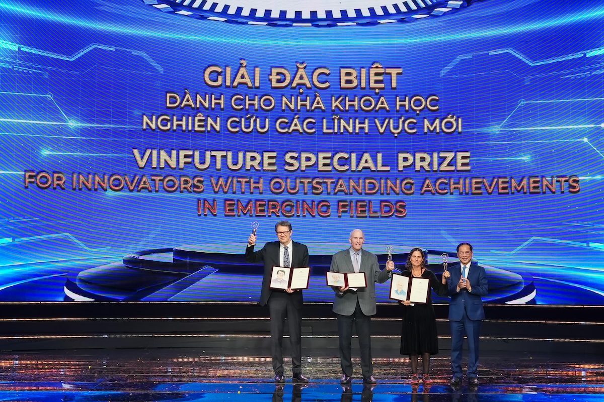  Giải Đặc biệt VinFuture 2024 dành cho Nhà khoa học nghiên cứu các lĩnh vực mới được trao cho Giáo sư Zelig Eshhar (Israel), Giáo sư Carl H. June và Giáo sư Michel Sadelain (Mỹ).