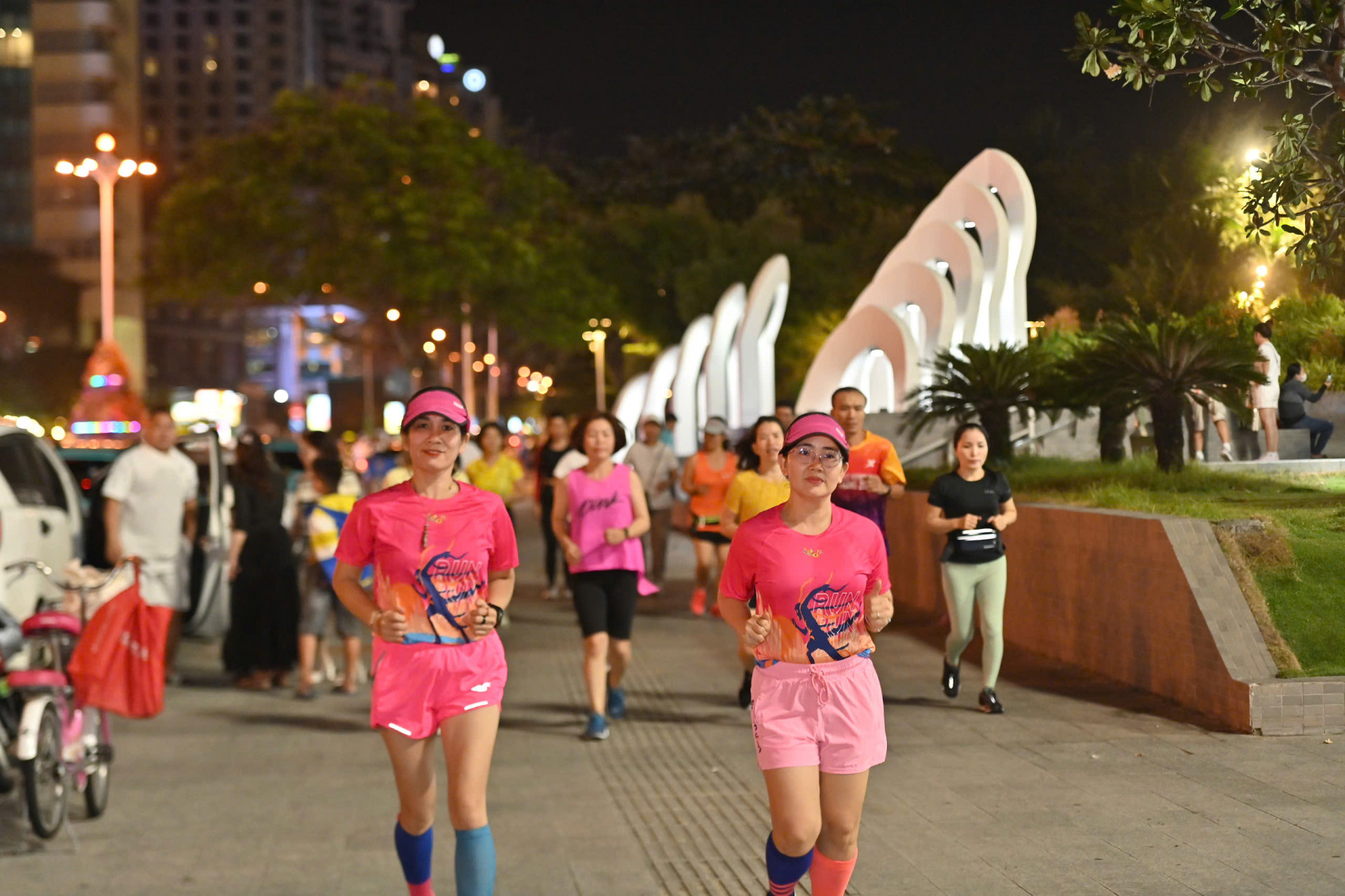 Runners eagerly practicing for Nha Trang Night Run Sanvinest-Khanh Hoa Newspaper 2024 (Photo: PHUC HIEU)

