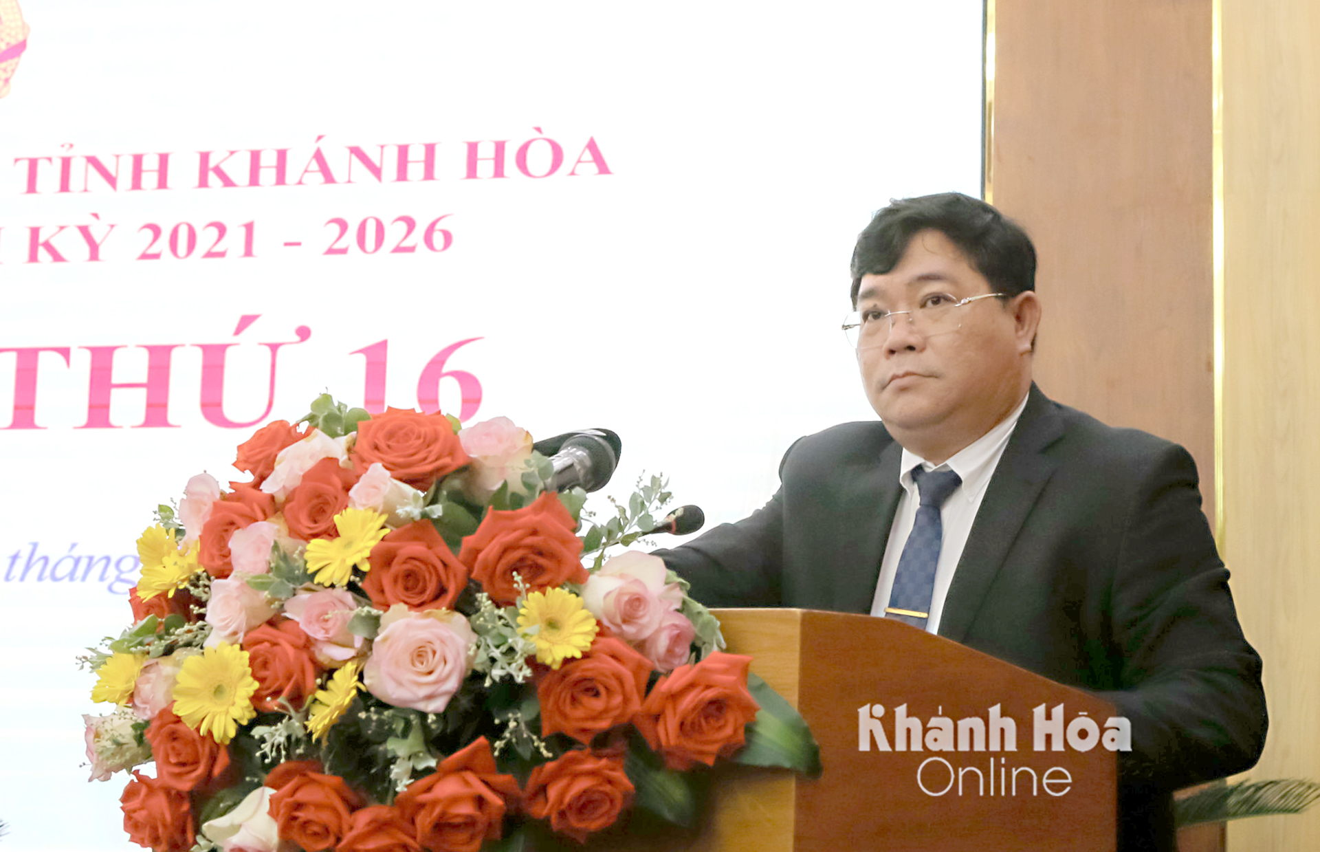  Ông Châu Ngô Anh Nhân - Giám đốc Sở Kế hoạch và Đầu tư đại diện UBND tỉnh trình bày nội dung trình tại kỳ họp.