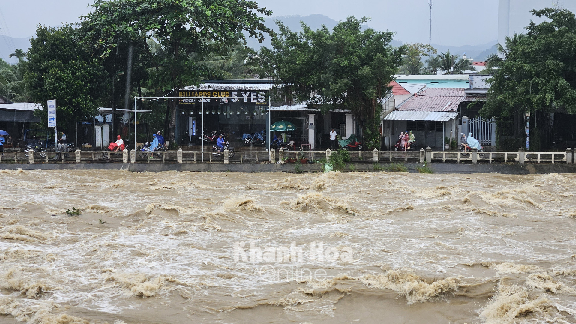 Nước trên sông Cái Nha Trang lên nhanh vào chiều ngày 15-12.