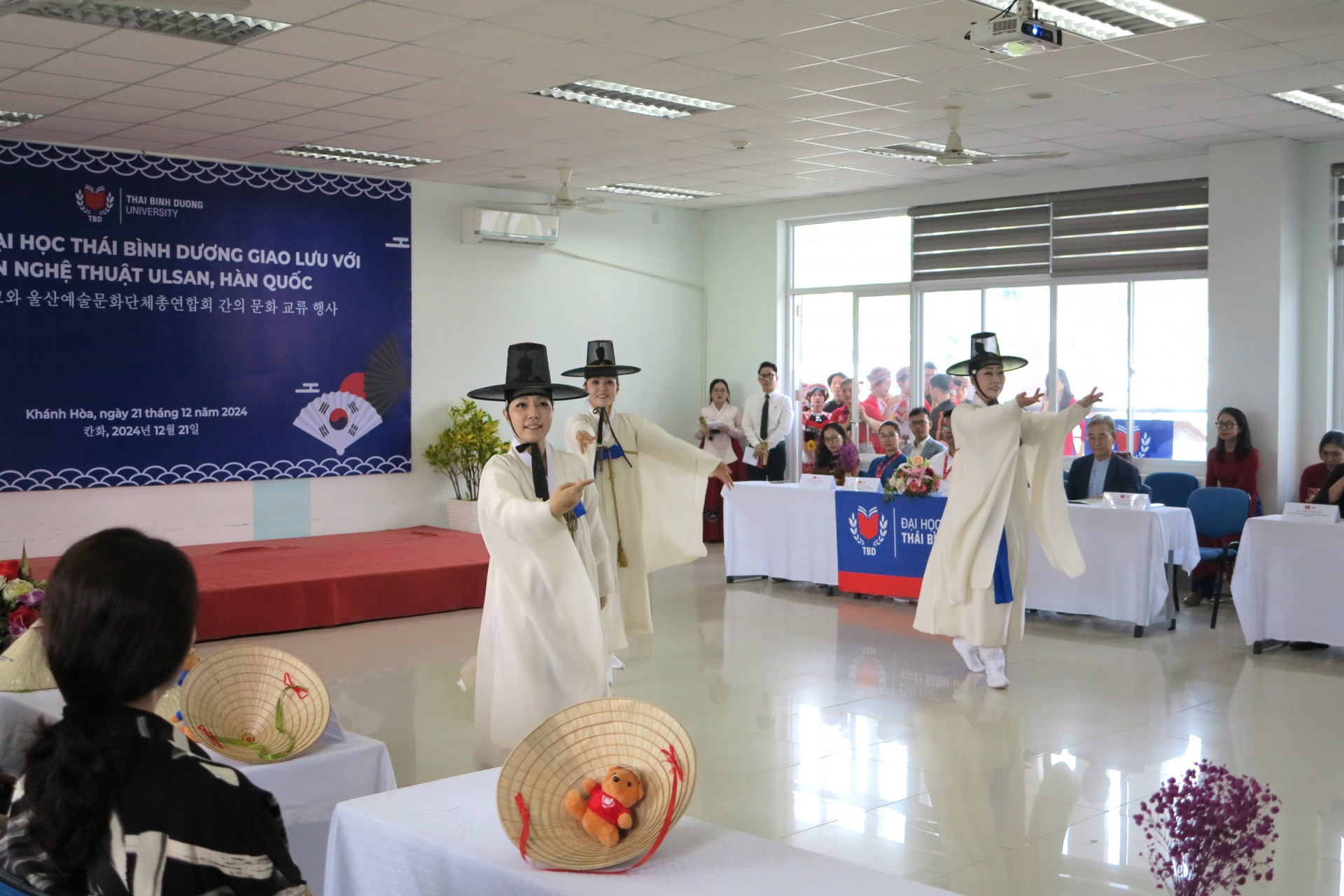 Thai Binh Duong University students performing a music performance

