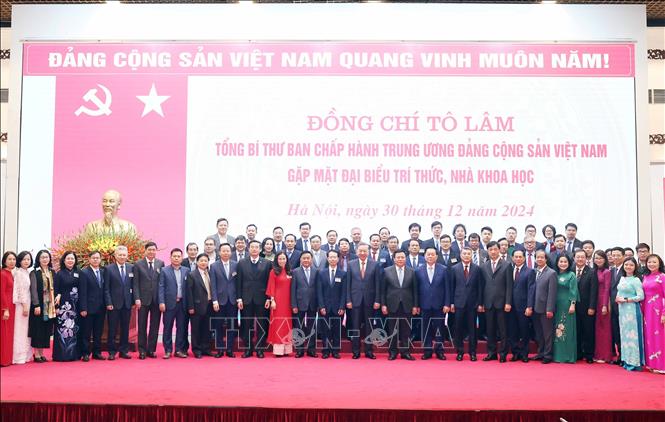 Tổng Bí thư Tô Lâm và các đại biểu trí thức, nhà khoa học. Ảnh: Thống NhấtTTXVN