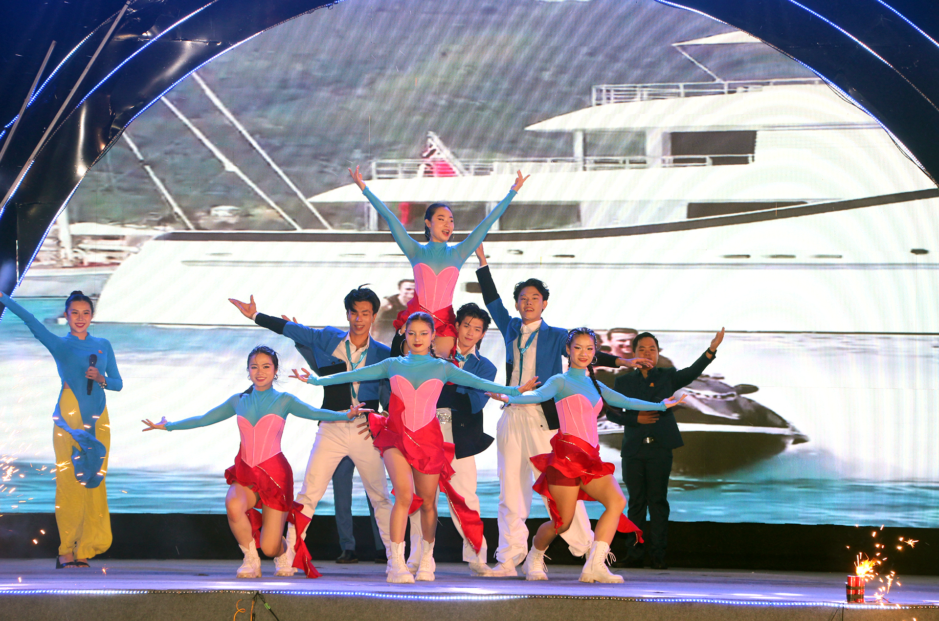 Music performance of Khanh Hoa Salanganes Nest Soft Drink Joint Stock Company at the closing ceremony
