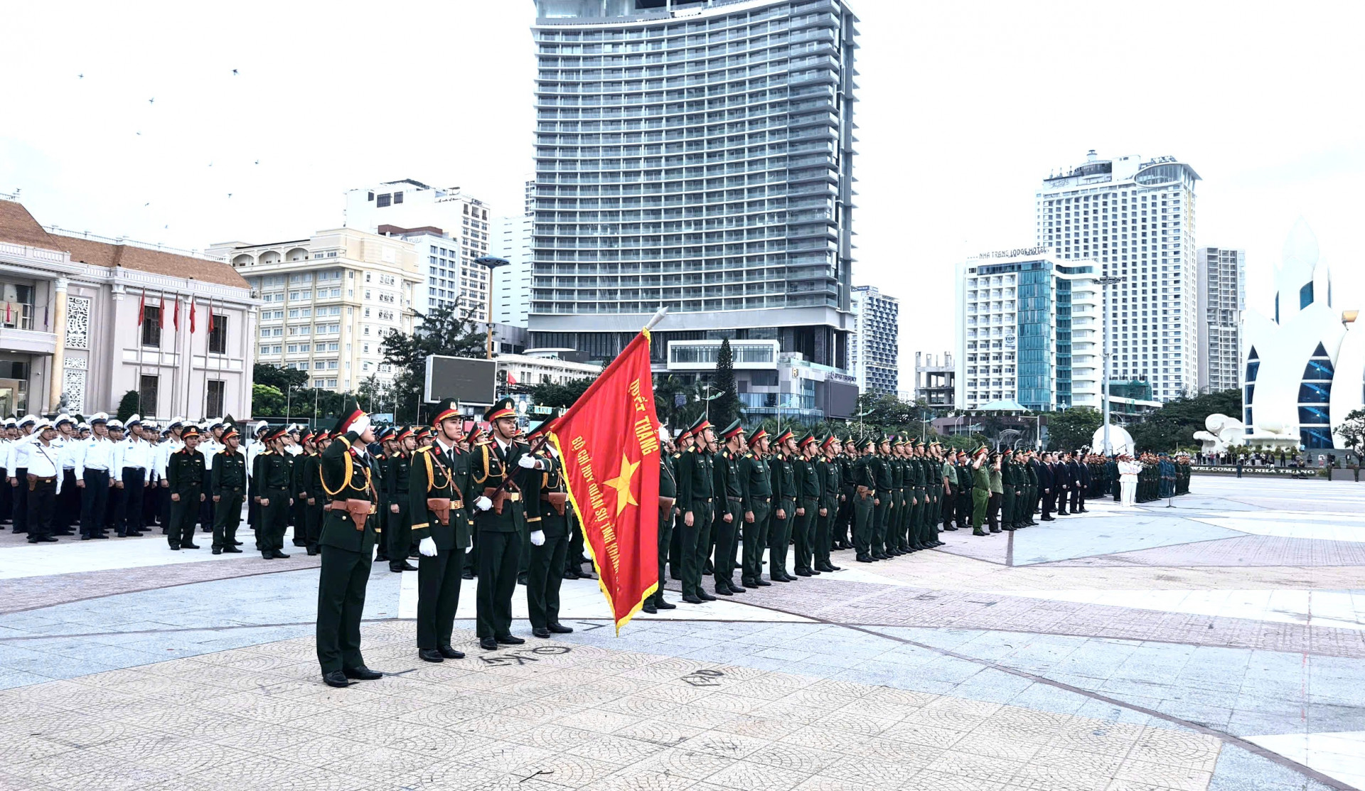 Toàn cảnh lễ chào cờ.