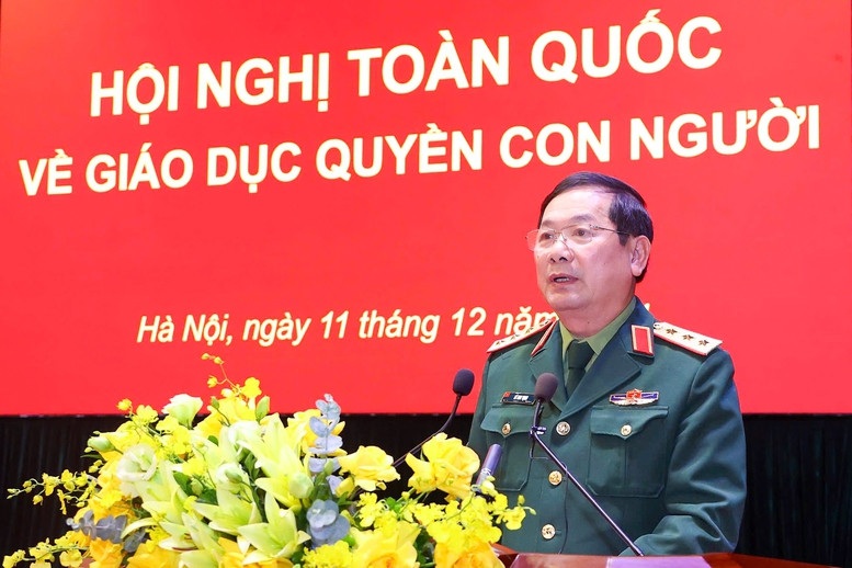 Thứ trưởng Bộ Quốc Phòng Lê Huy Vịnh trình bày tham luận tại Hội nghị - Ảnh: VGP/Nhật Bắc