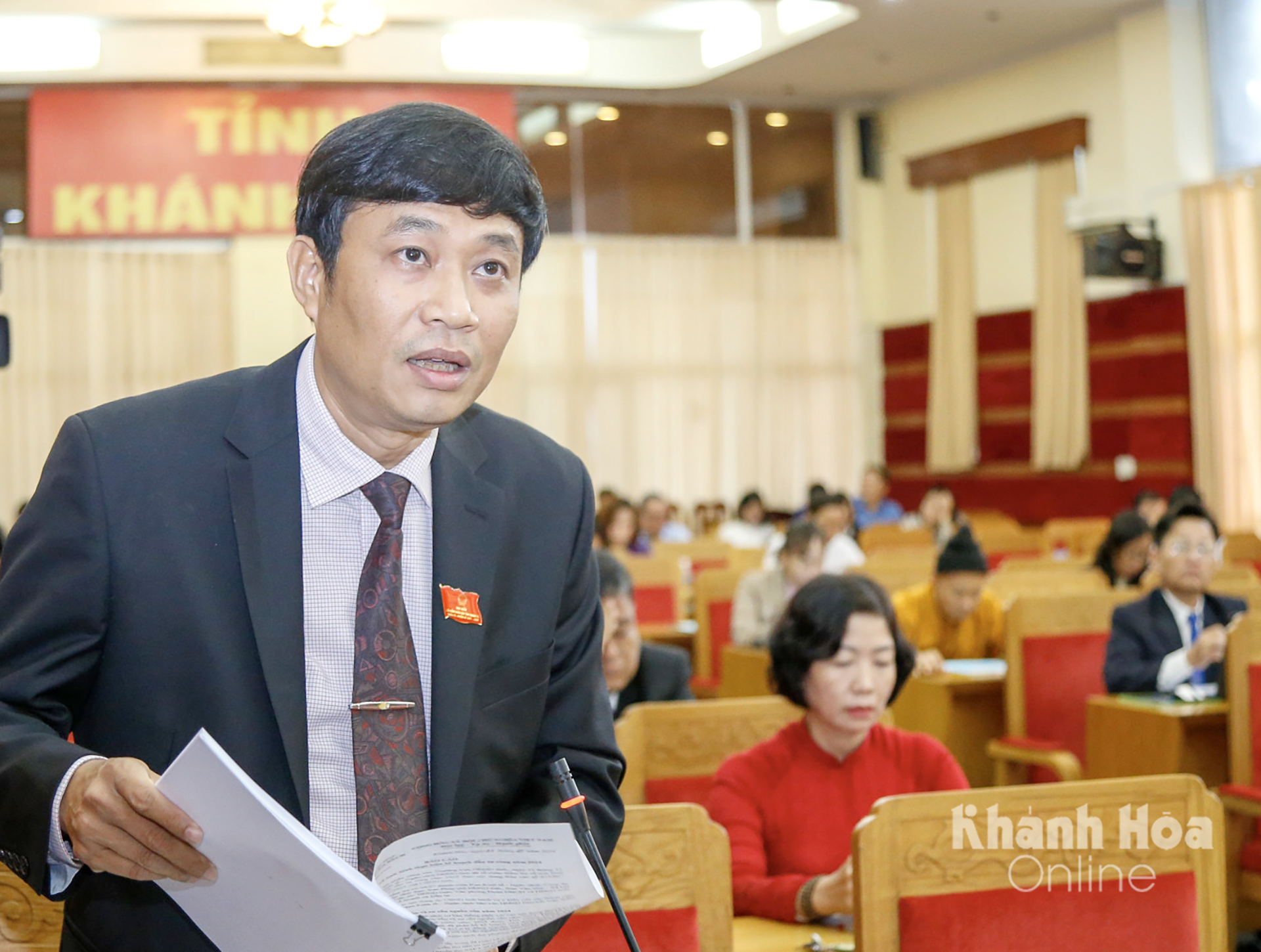 Lãnh đạo Ban Kinh tế - Ngân sách HĐND tỉnh trình bày báo cáo thẩm tra.