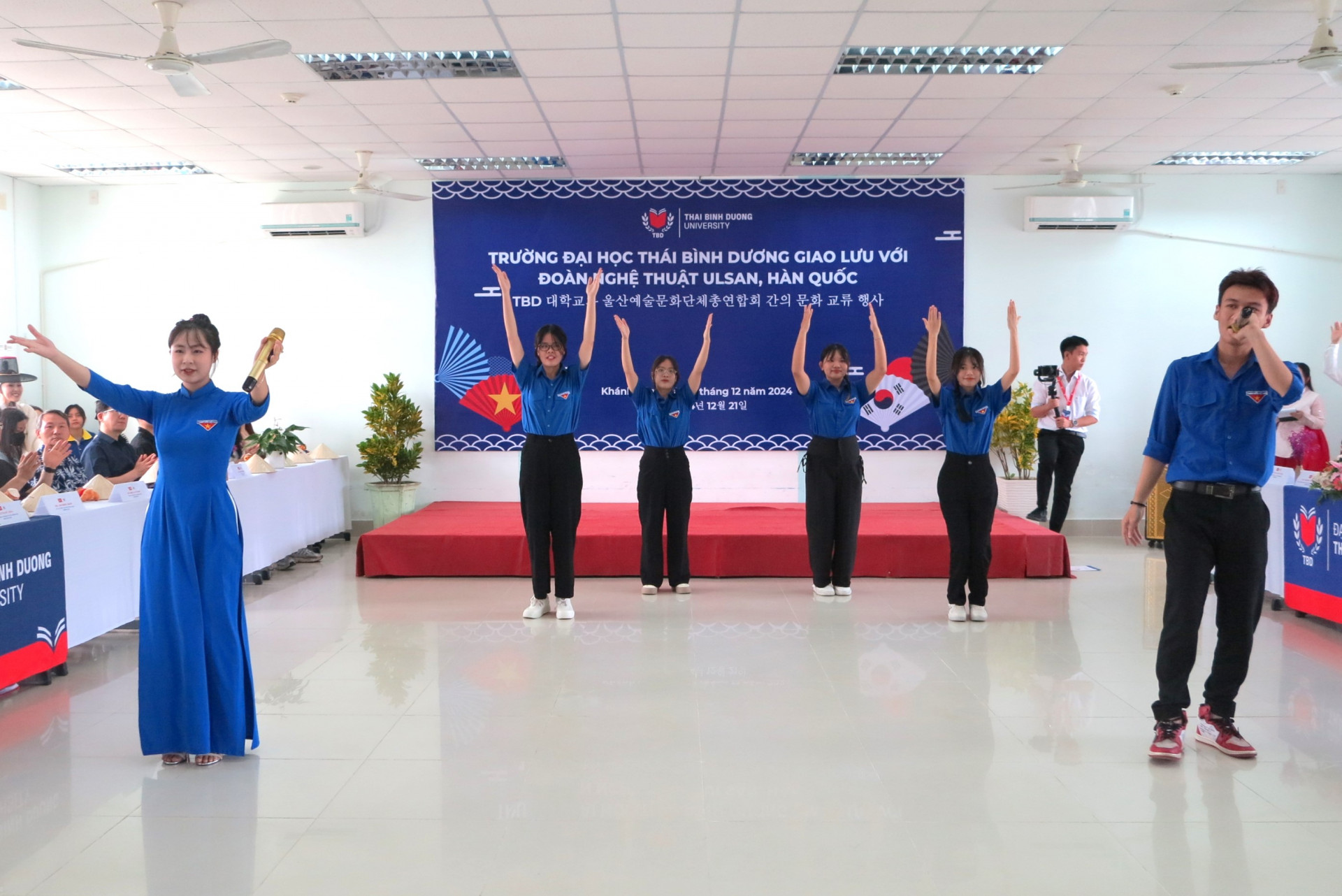 Thai Binh Duong University students performing a music performance
