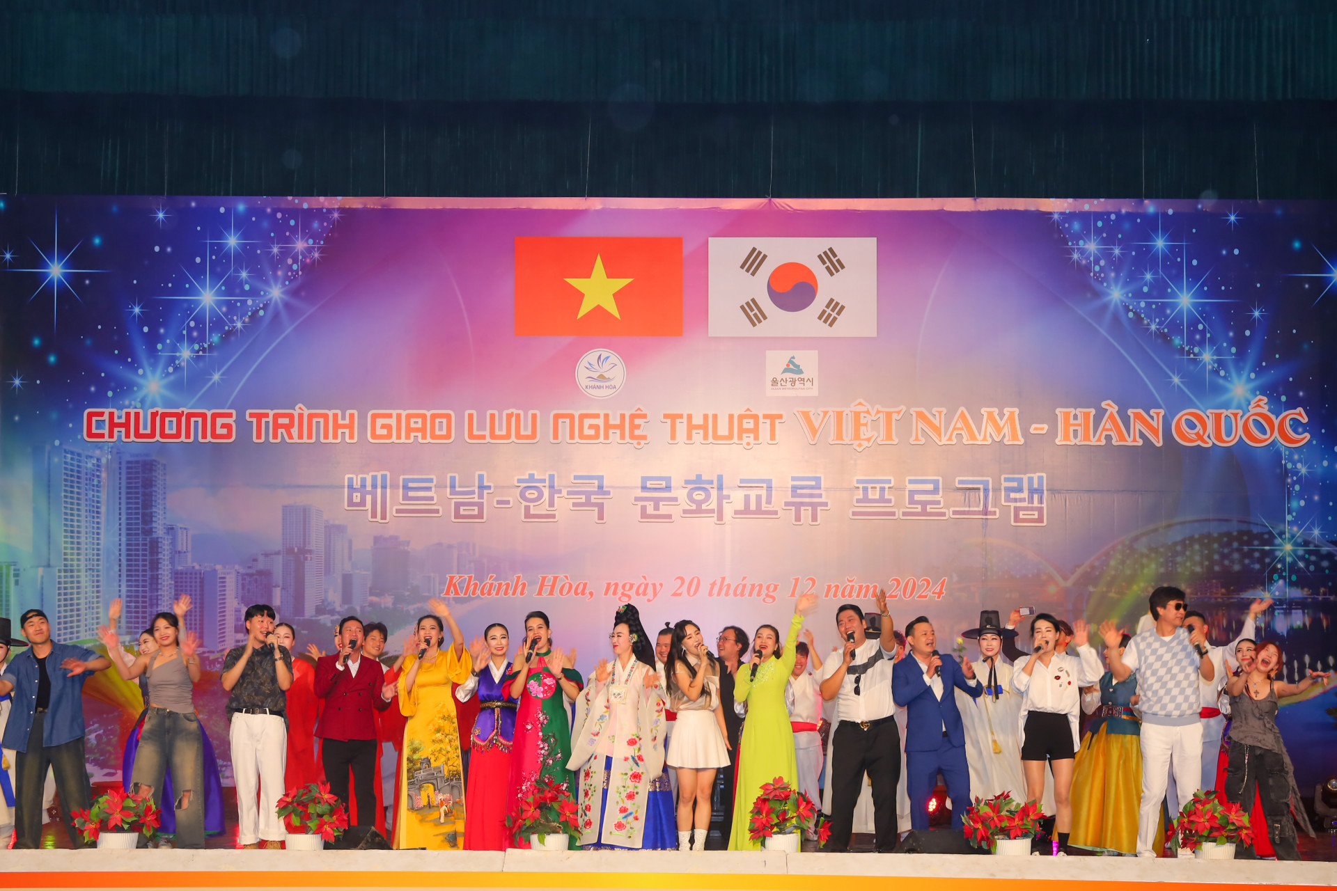 The artists of Hai Dang Song and Dance Troupe and Ulsan City performing together

