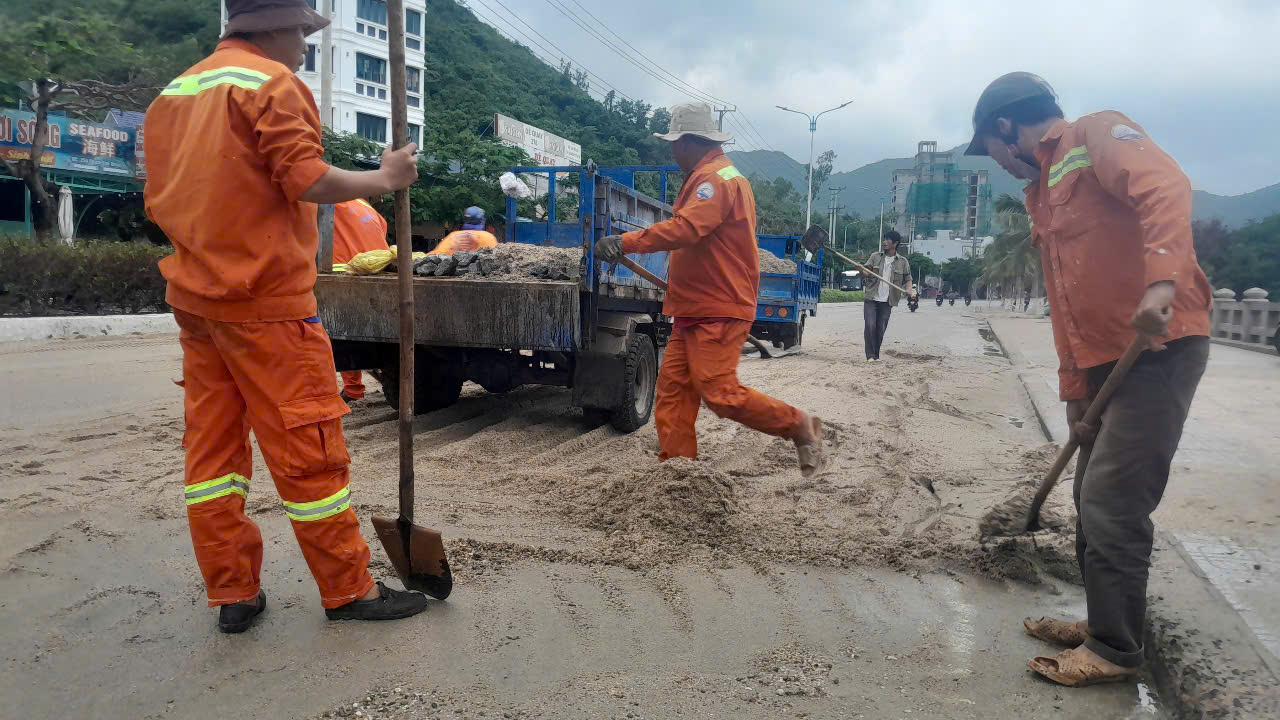 Nha Trang: Dọn cát biển tràn lên đường Phạm Văn Đồng