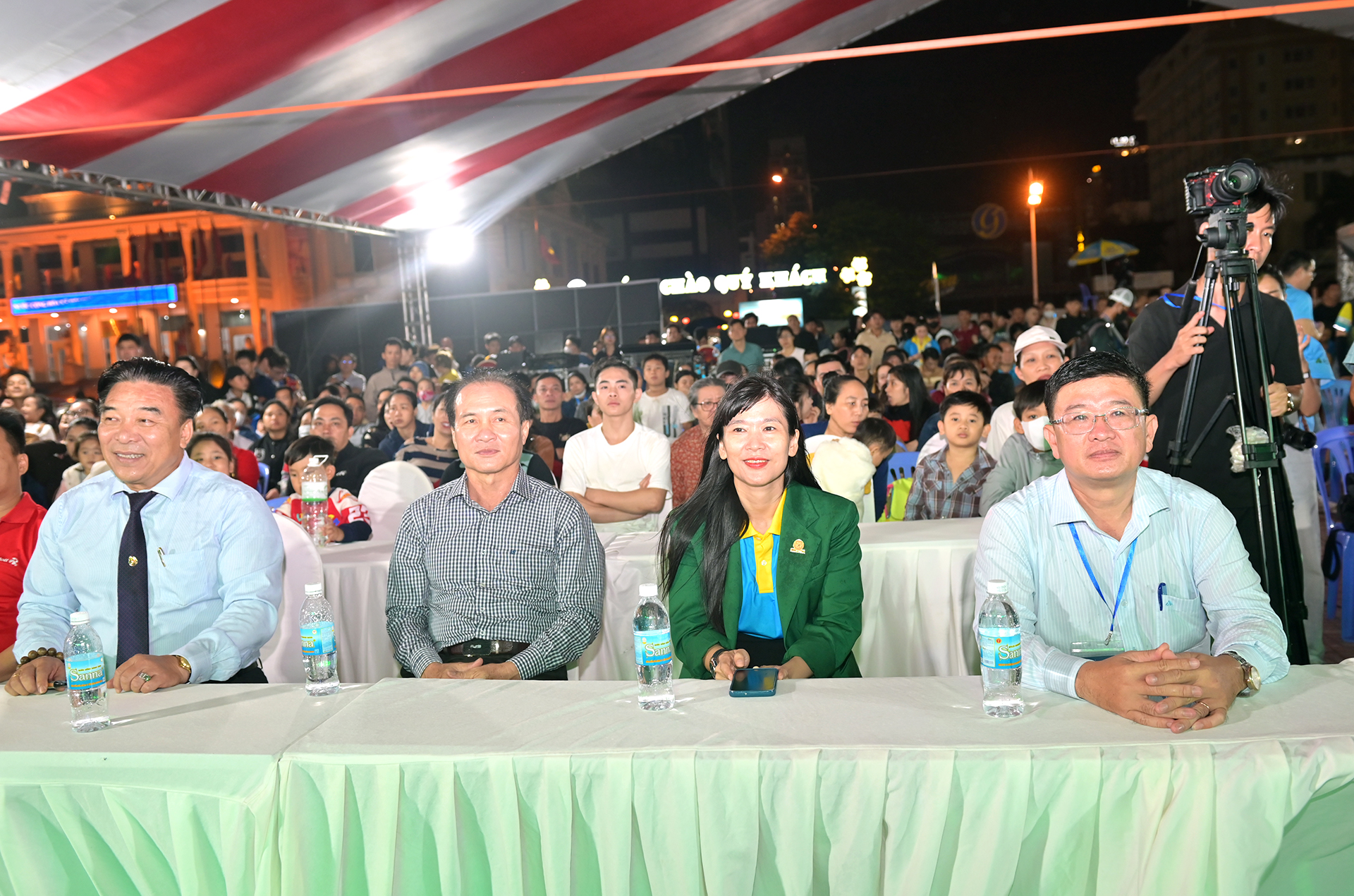 The representatives attending the closing ceremony
