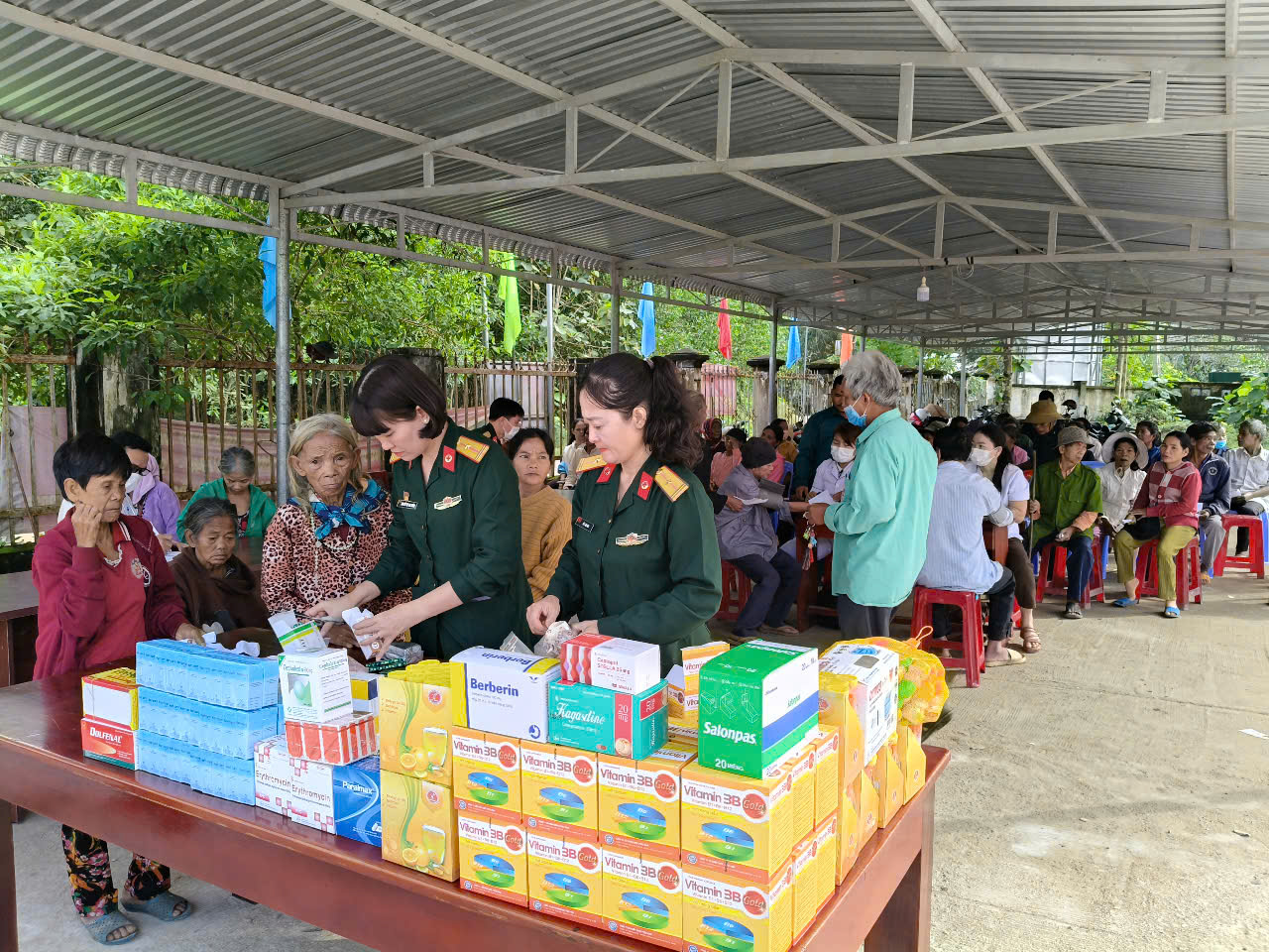 Tặng quà, khám bệnh, cấp thuốc miễn phí cho 80 hộ nghèo, gia đình chính sách xã Khánh Phú