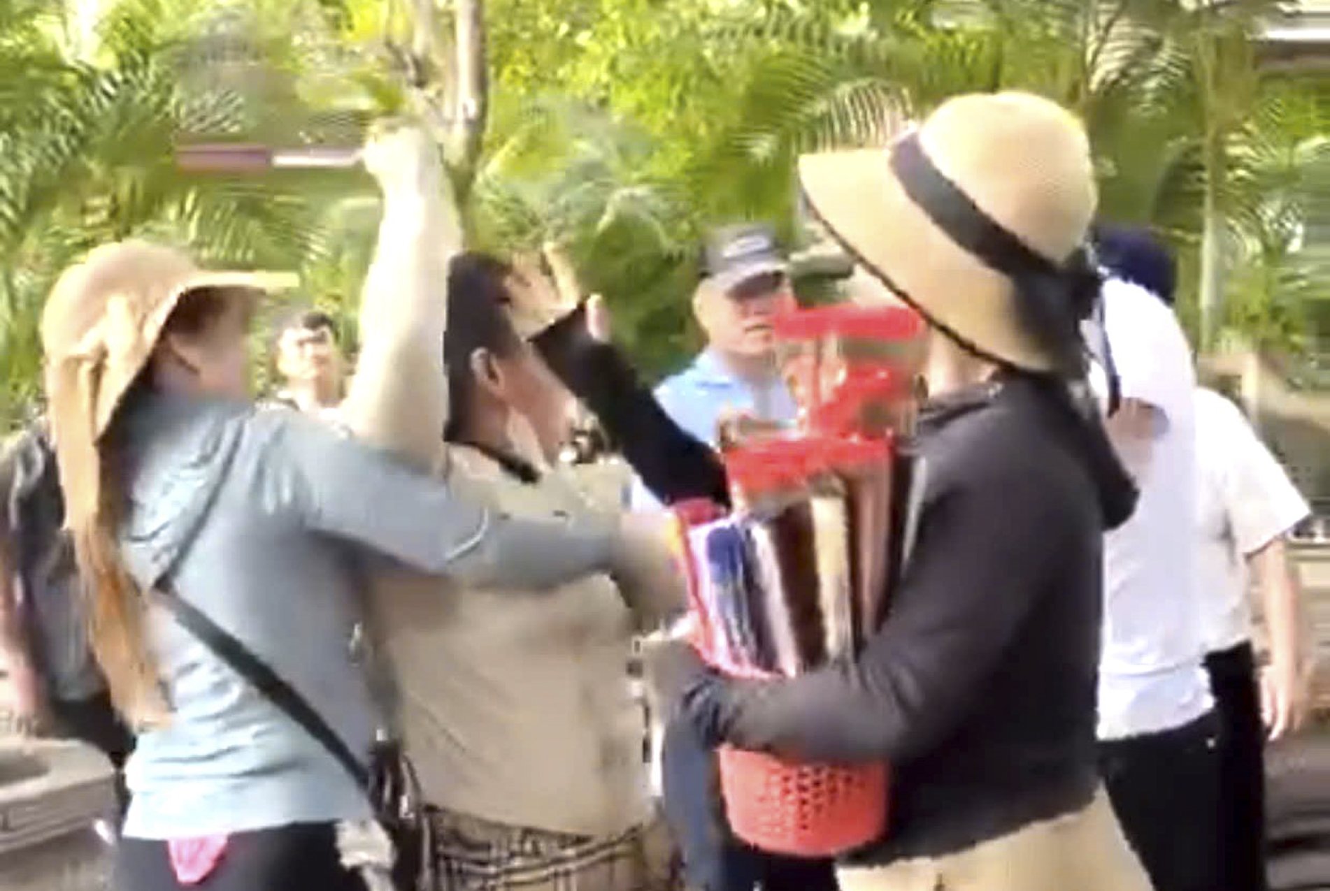 Xử lý các trường hợp bán hàng rong tại chùa Long Sơn có hành vi hành hung du khách