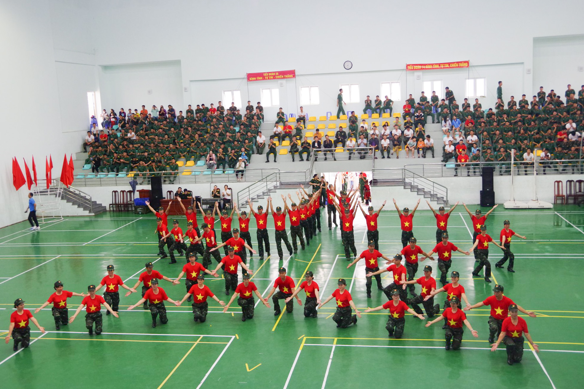 Trường Sĩ quan Thông tin tổ chức hội thi các bài hát quy định trong quân đội và các vũ điệu trong sinh hoạt tập thể