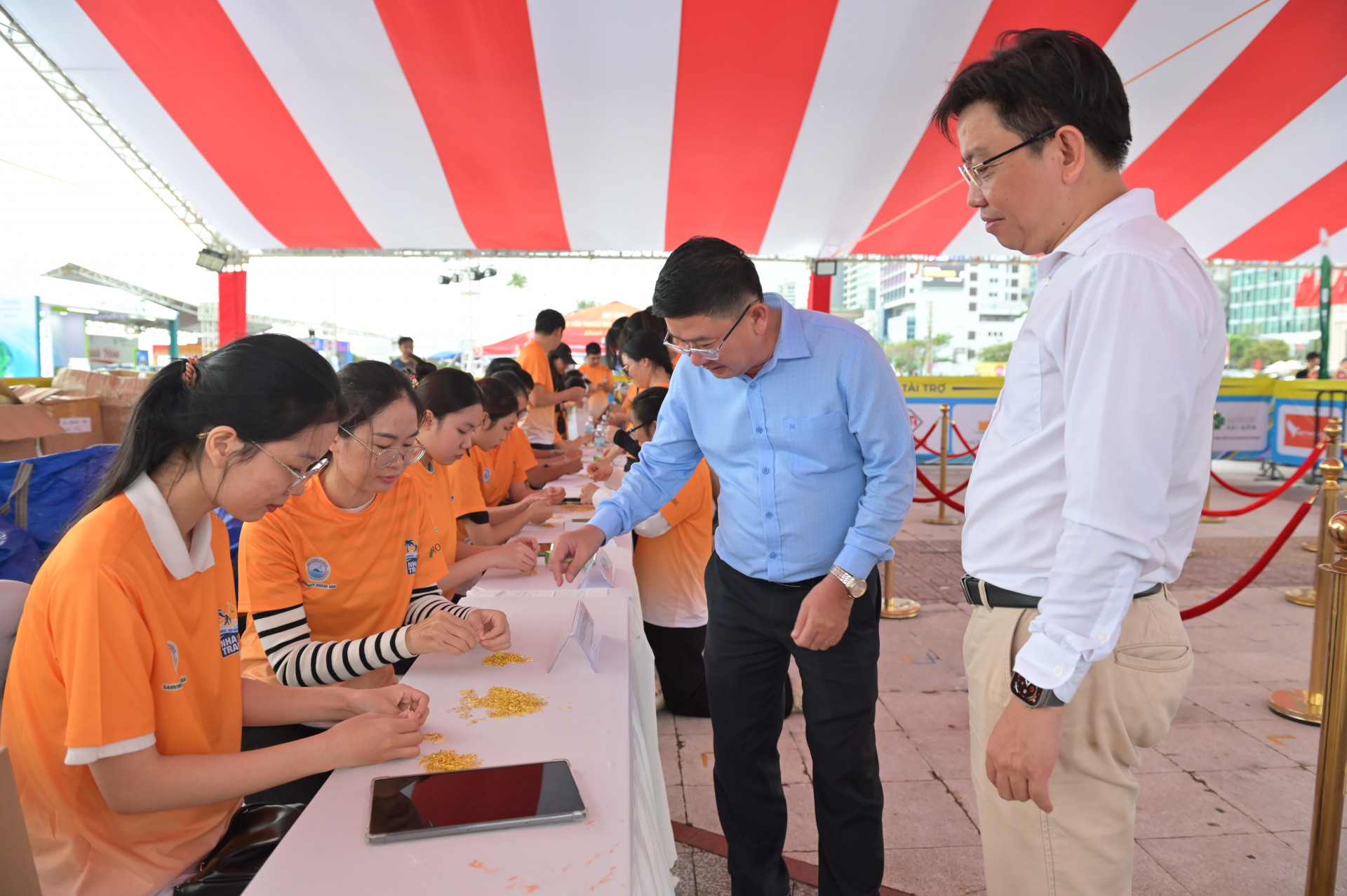 Leaders of Khanh Hoa Newspaper - organizing committee of Nha Trang Night Run Sanvinest-Khanh Hoa Newspaper 2024 checking preparation for running kit distribution  

