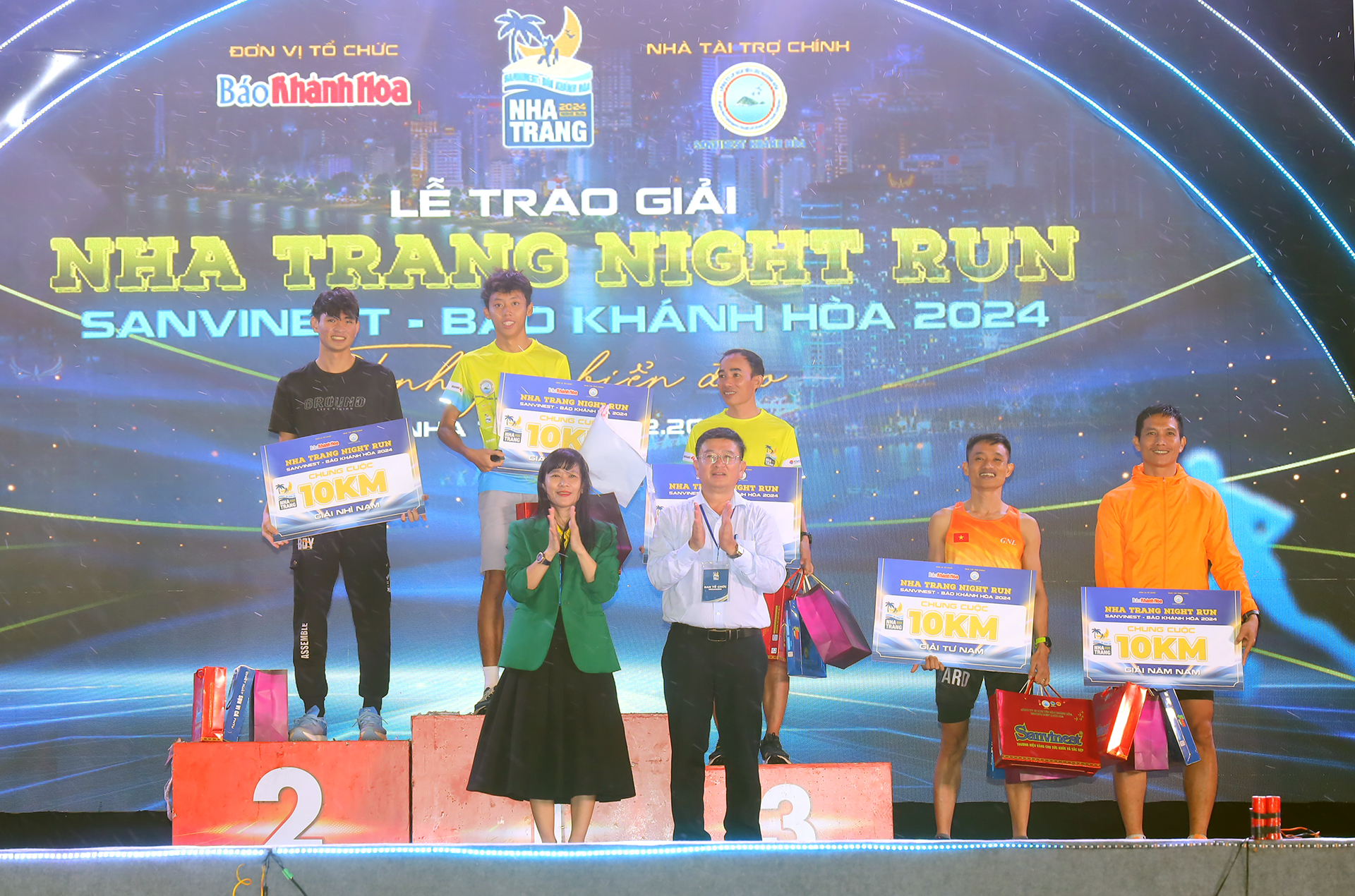 Organizing committee giving prizes to outstanding runners in men’s10 km
