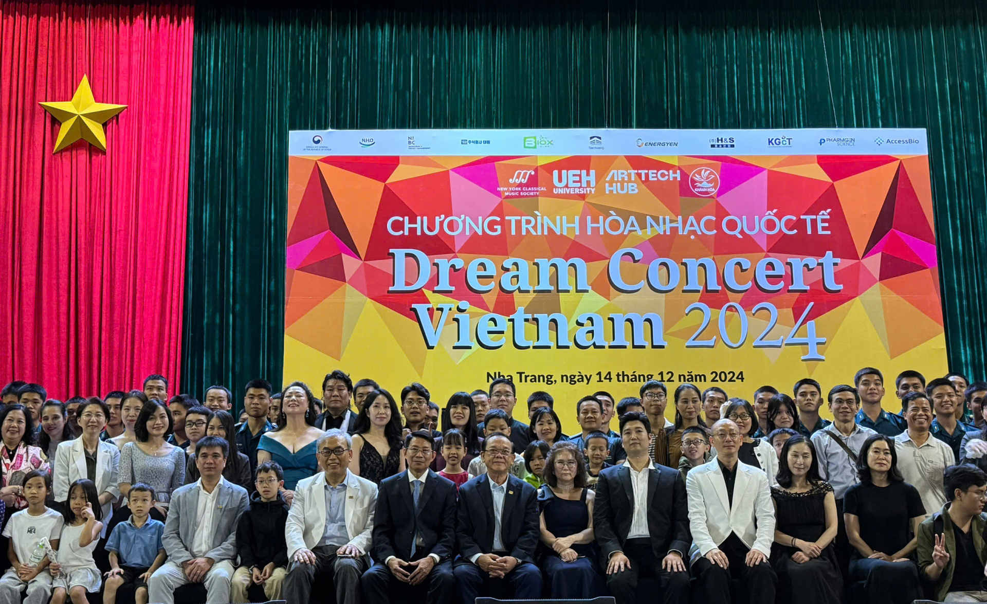 The artists posing for photos with Khanh Hoa Province’s leaders and audience

