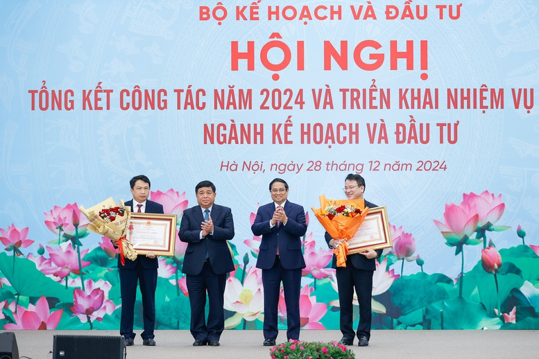 Thủ tướng Phạm Minh Chính thay mặt lãnh đạo Đảng, Nhà nước trao Huân chương Lao động hạng Ba cho 2 cá nhân của Bộ Kế hoạch và Đầu tư - Ảnh: VGP/Nhật Bắc