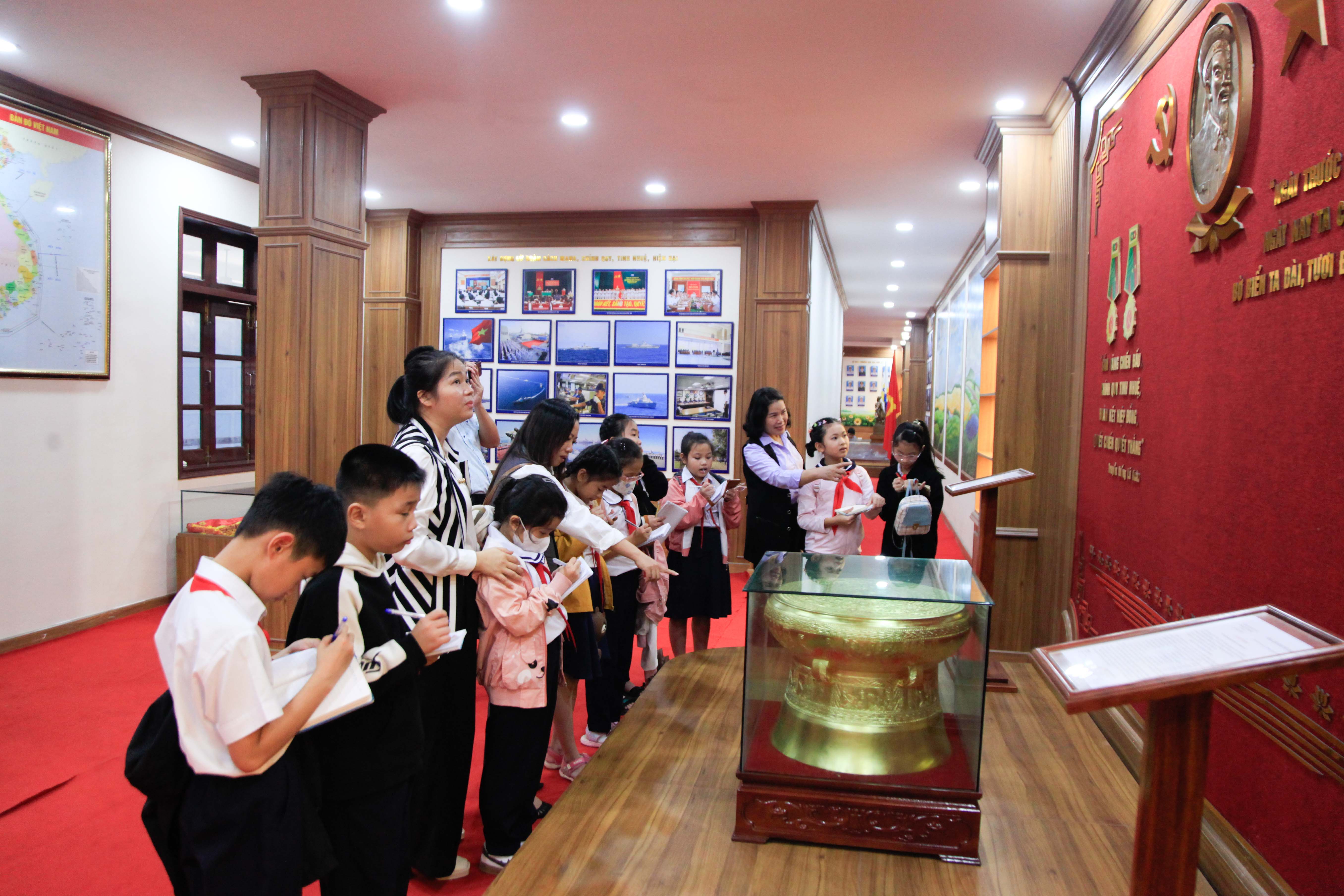 Đoàn giáo viên, học sinh Trường Tiểu học Cam Nghĩa 1 tham quan, tìm hiểu thực tế tại Lữ đoàn 162