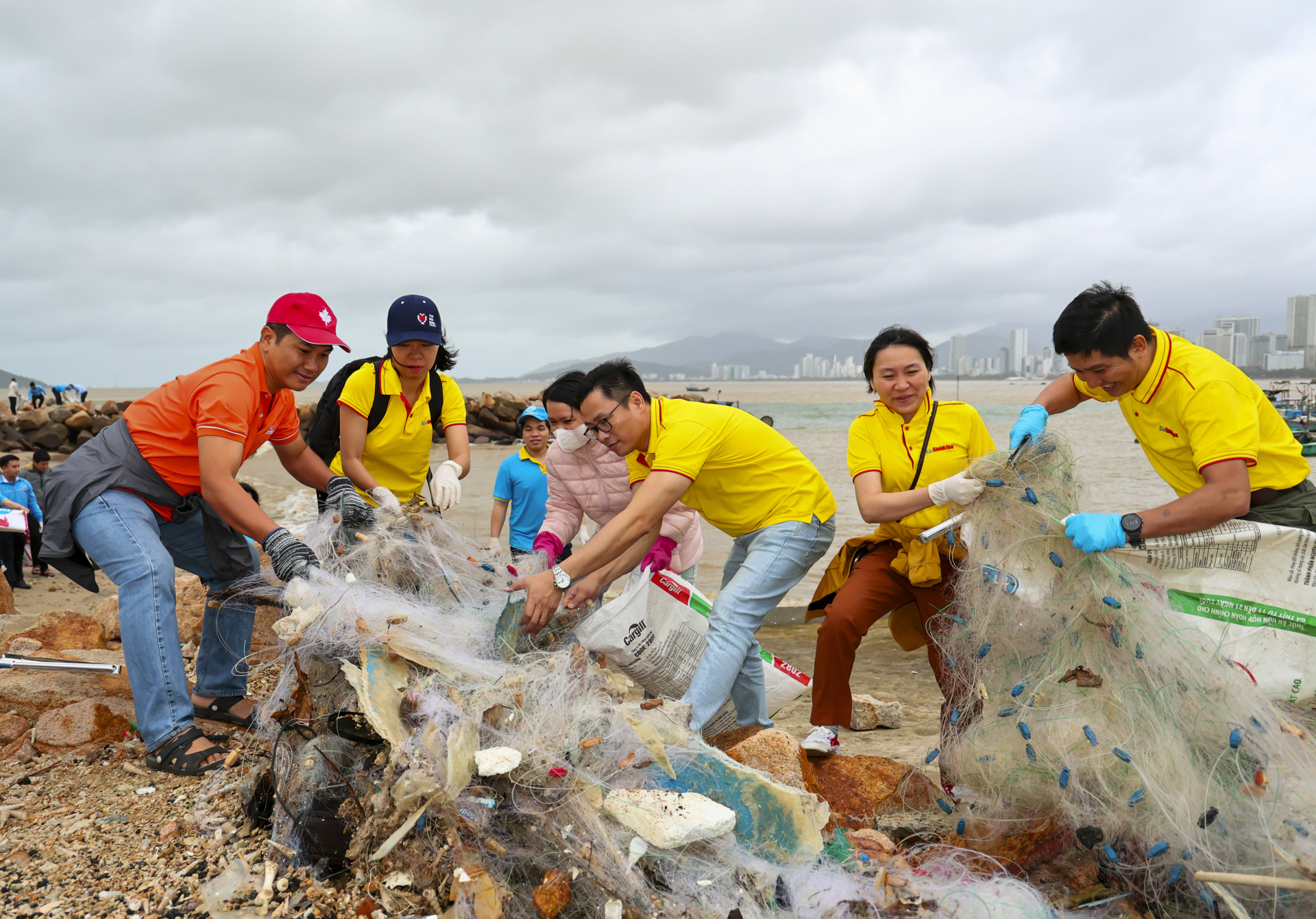 Staff of Khanh Hoa Newspaper cleaning the beach 

