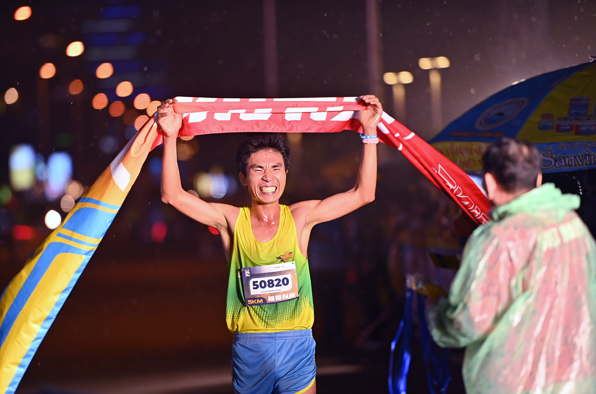 The first runner finishing men’s 5km

