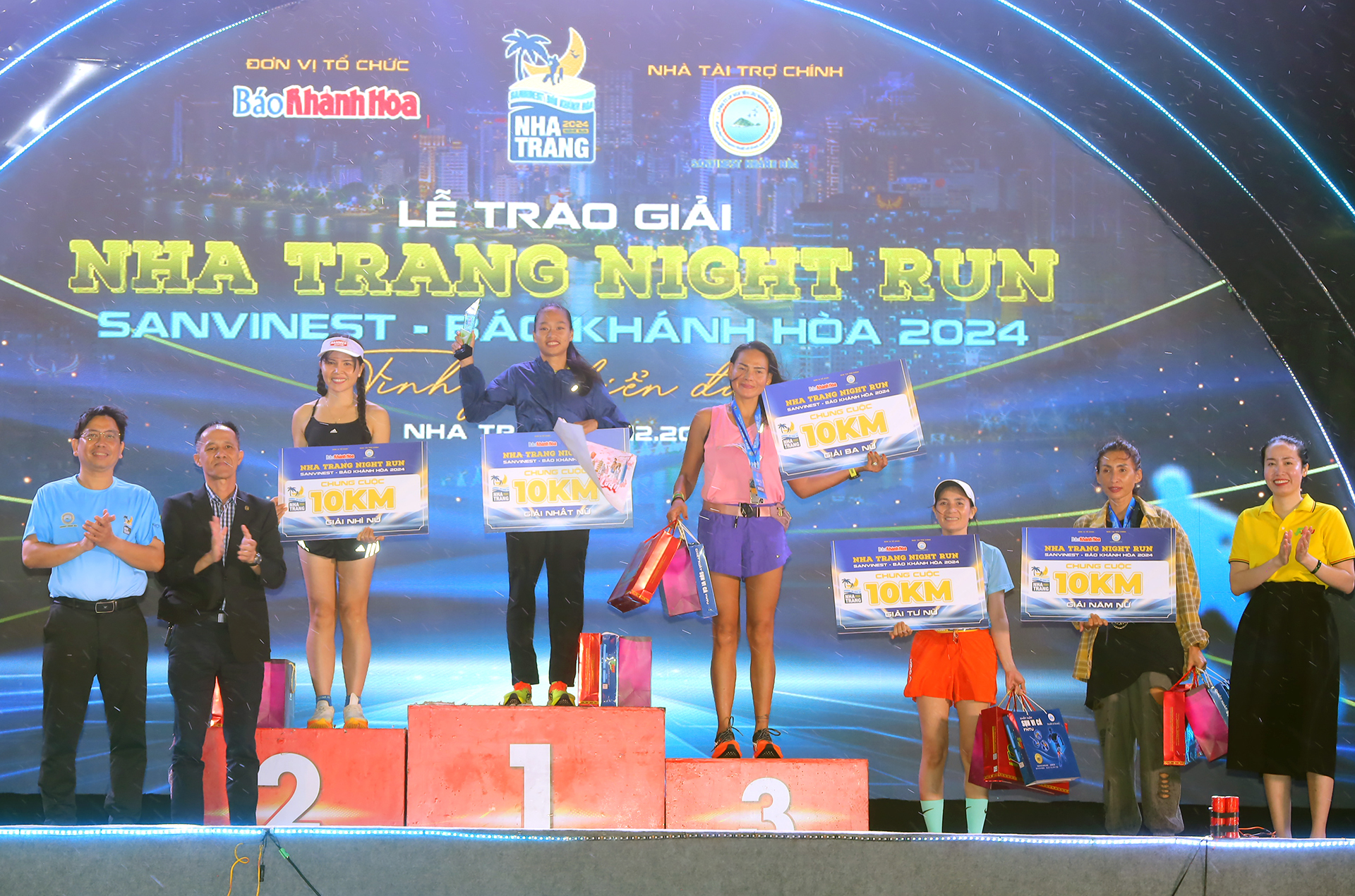 Organizing committee giving prizes to outstanding runners in women’s10 km
