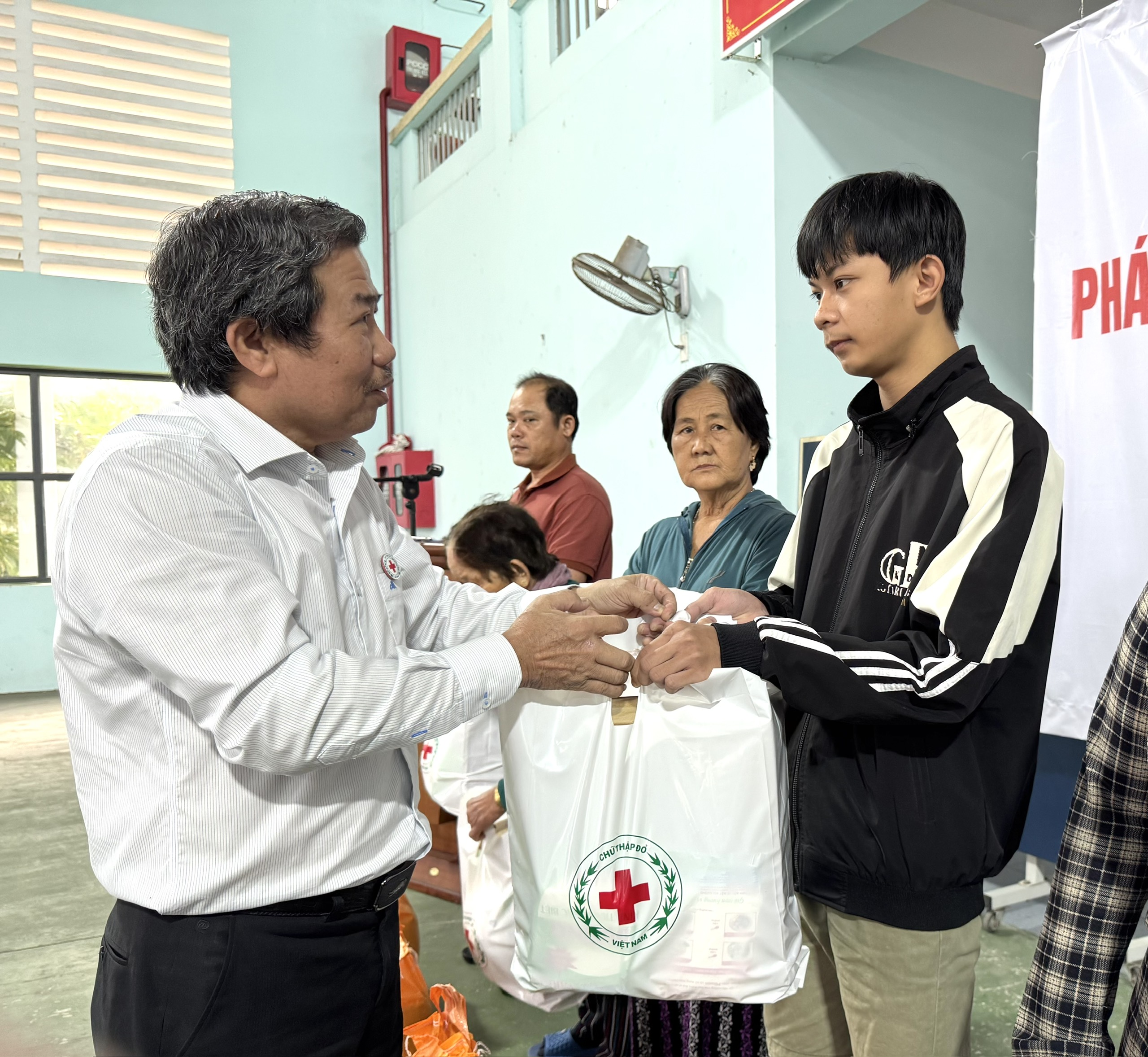 Trao 80 suất quà Tết cho người dân xã Vĩnh Lương