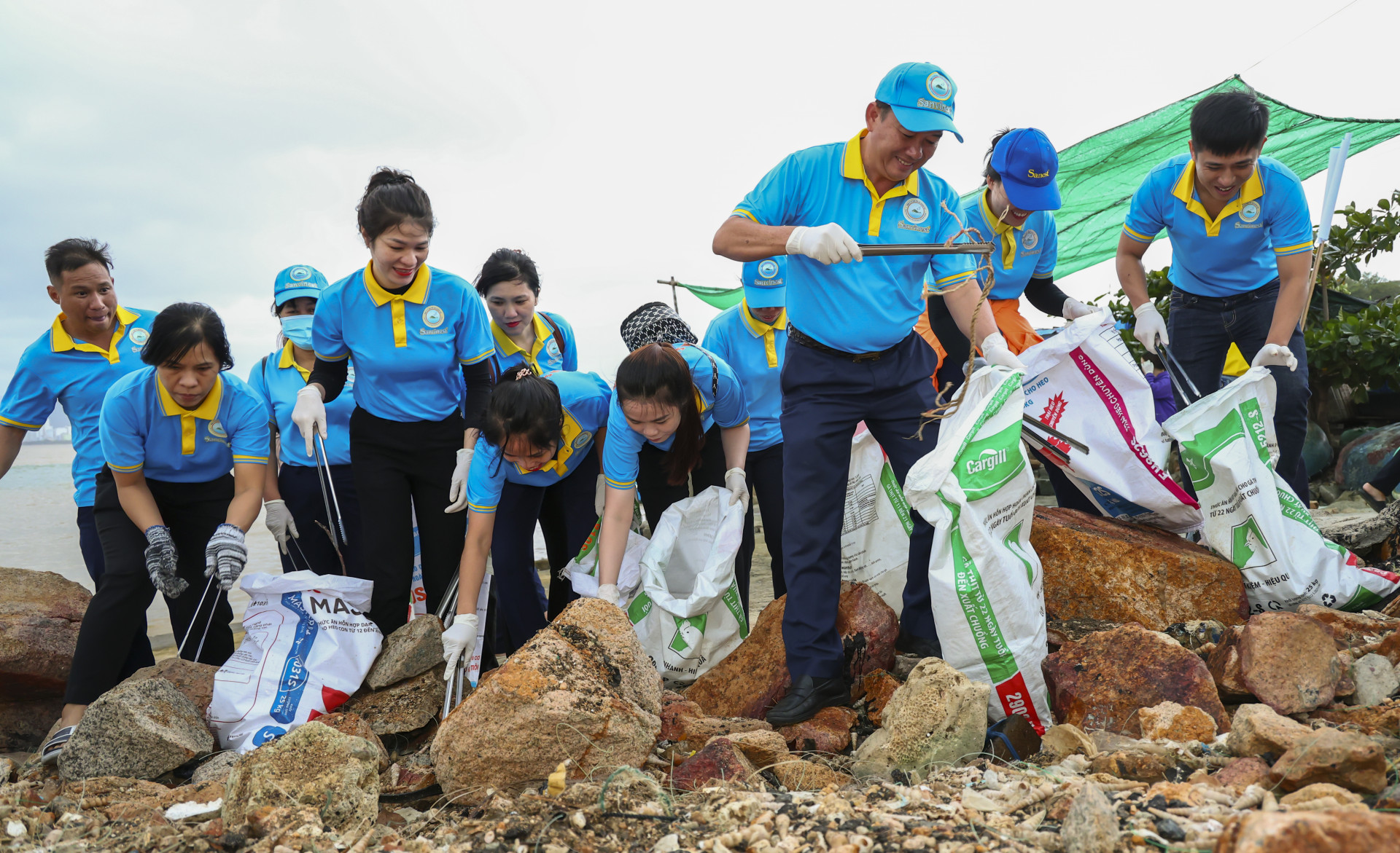 Staff of Sanvinest Khanh Hoa collecting rubbish

