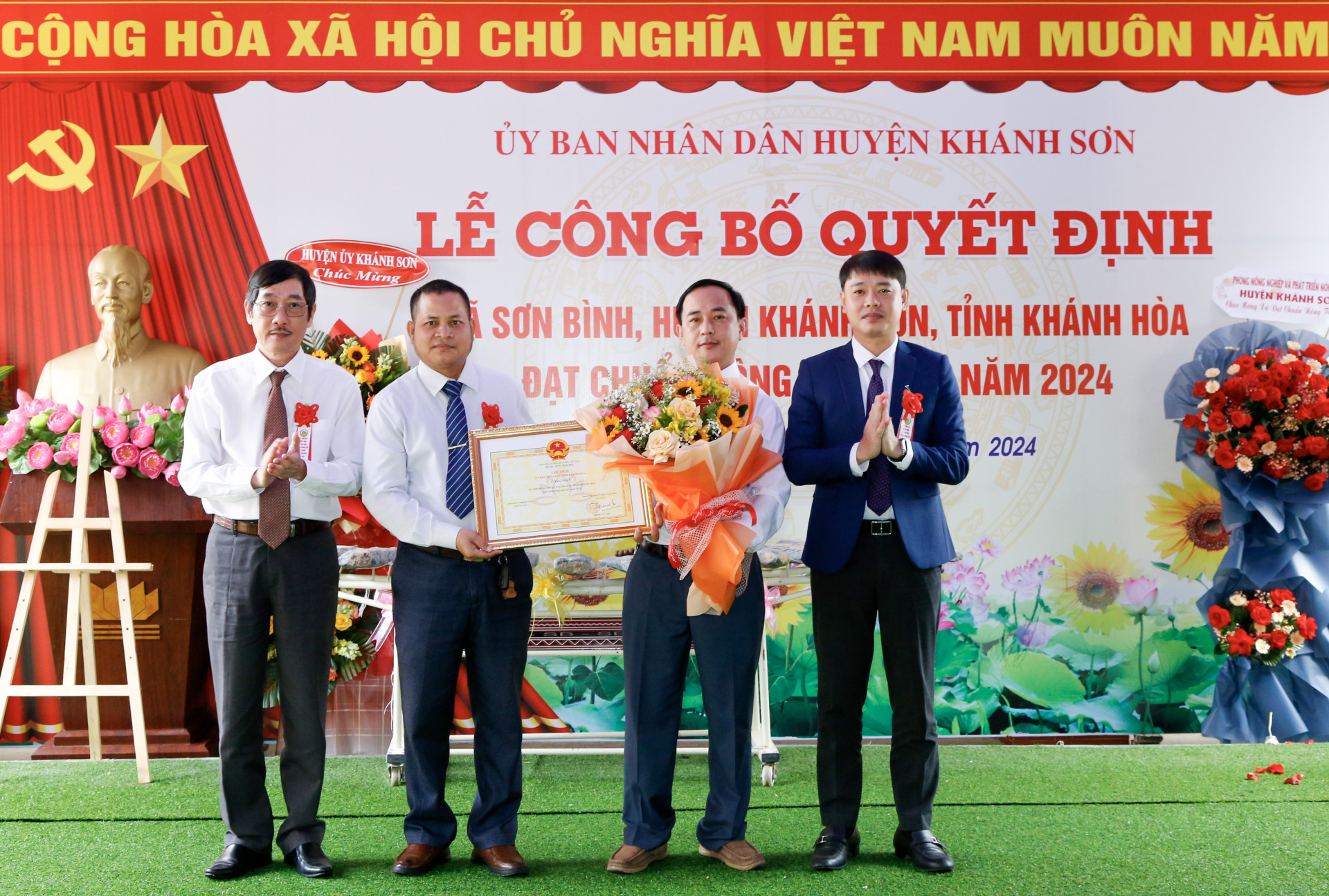 Thừa ủy quyền của Chủ tịch UBND tỉnh, ông Lê Bá Ninh và ông Bùi Hoài Nam trao bằng công nhận và hoa chúc mừng xã Sơn Bình đạt chuẩn nông thôn mới năm 2024