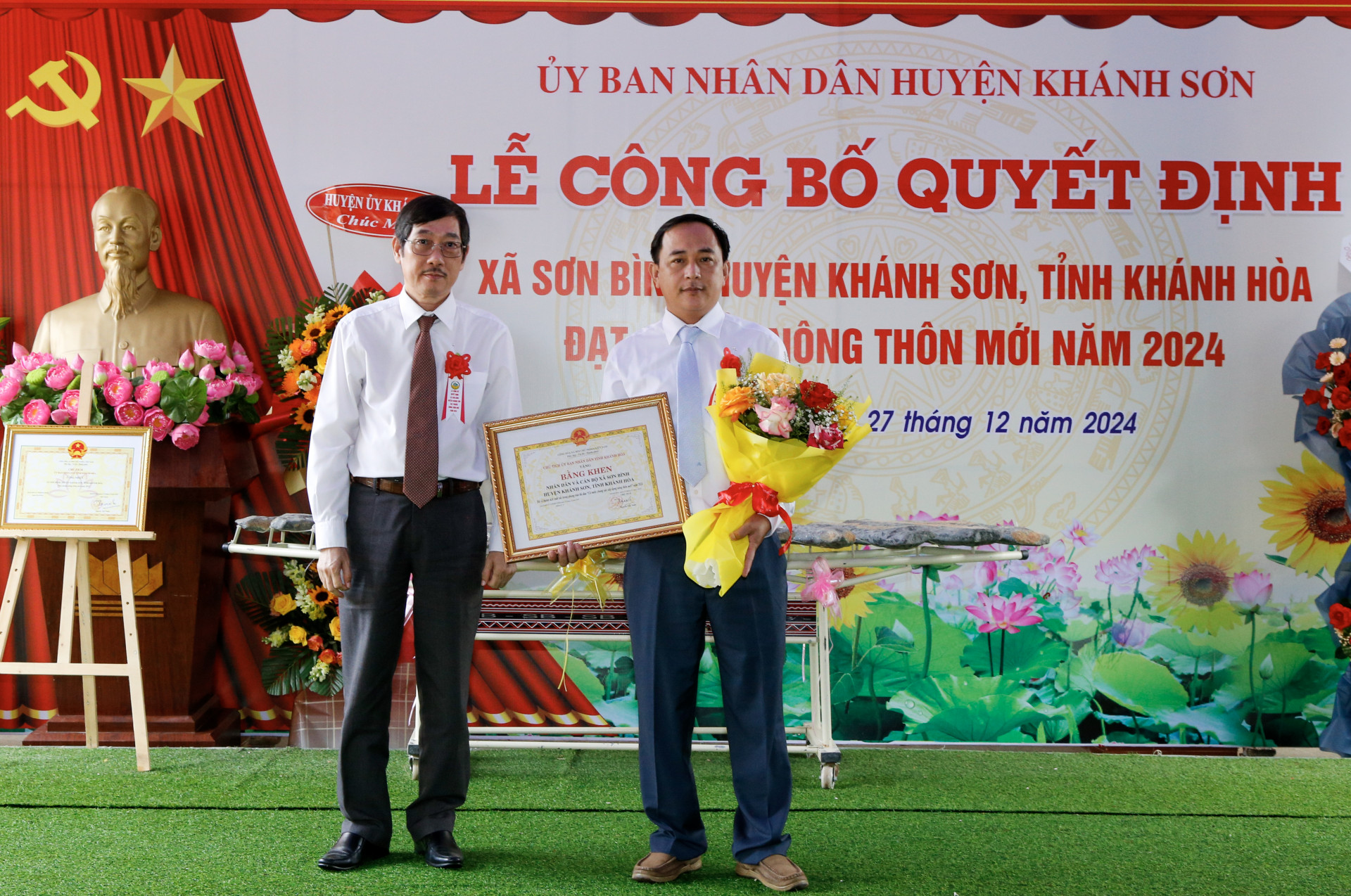 Thừa ủy quyền của Chủ tịch UBND tỉnh, ông Lê Bá Ninh trao bằng khen của Chủ tịch UBND tỉnh tặng nhân dân và cán bộ xã Sơn Bình