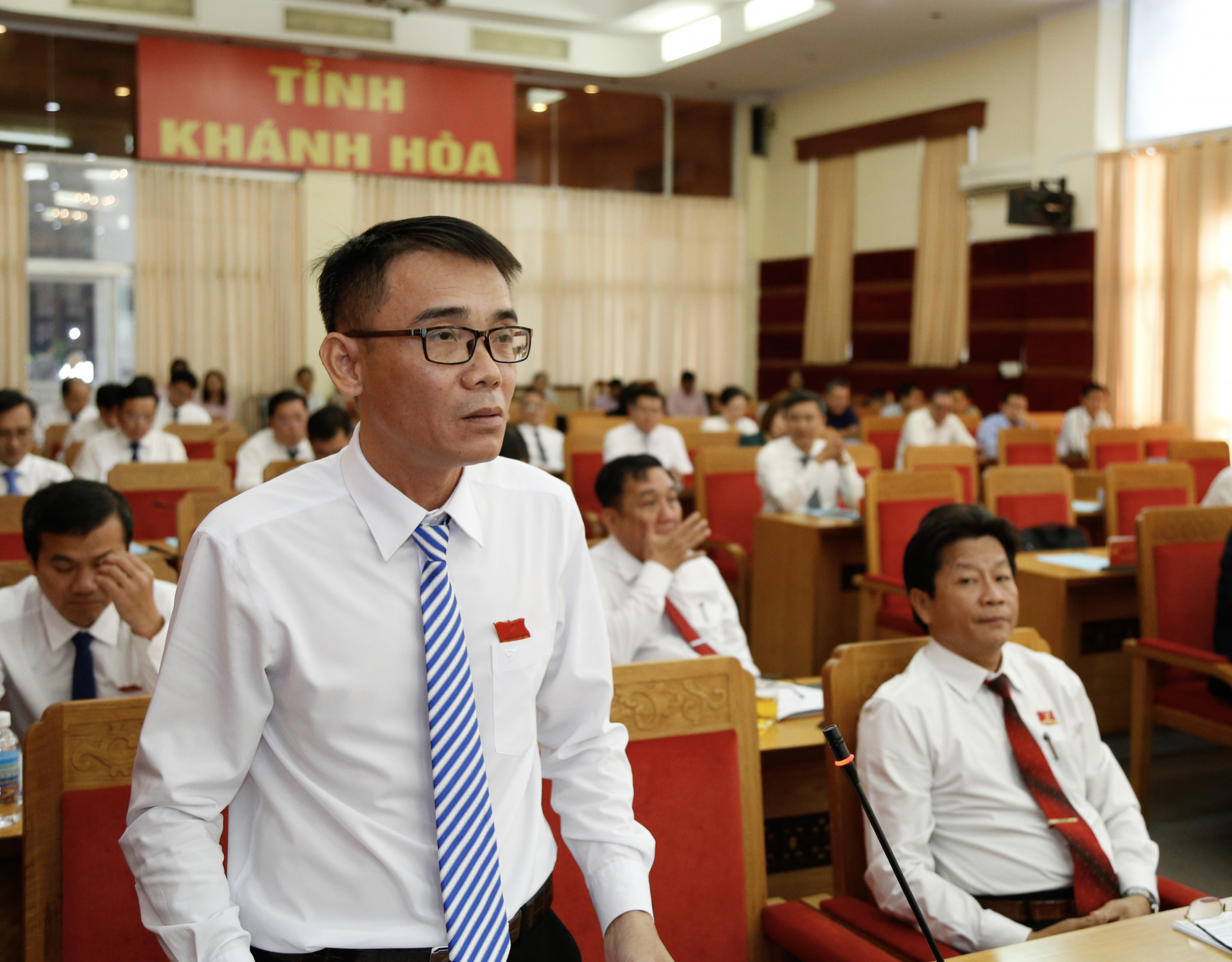 Lãnh đạo Ban Kinh tế - Ngân sách HĐND tỉnh trình bày báo cáo thẩm tra