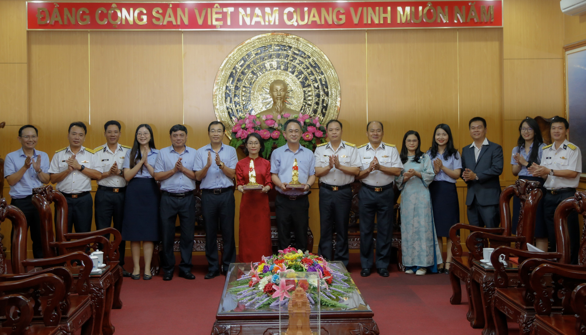 Lãnh đạo Bộ Tư lệnh Vùng IV- Hải quân tặng quà lưu niệm cho các doanh nghiệp