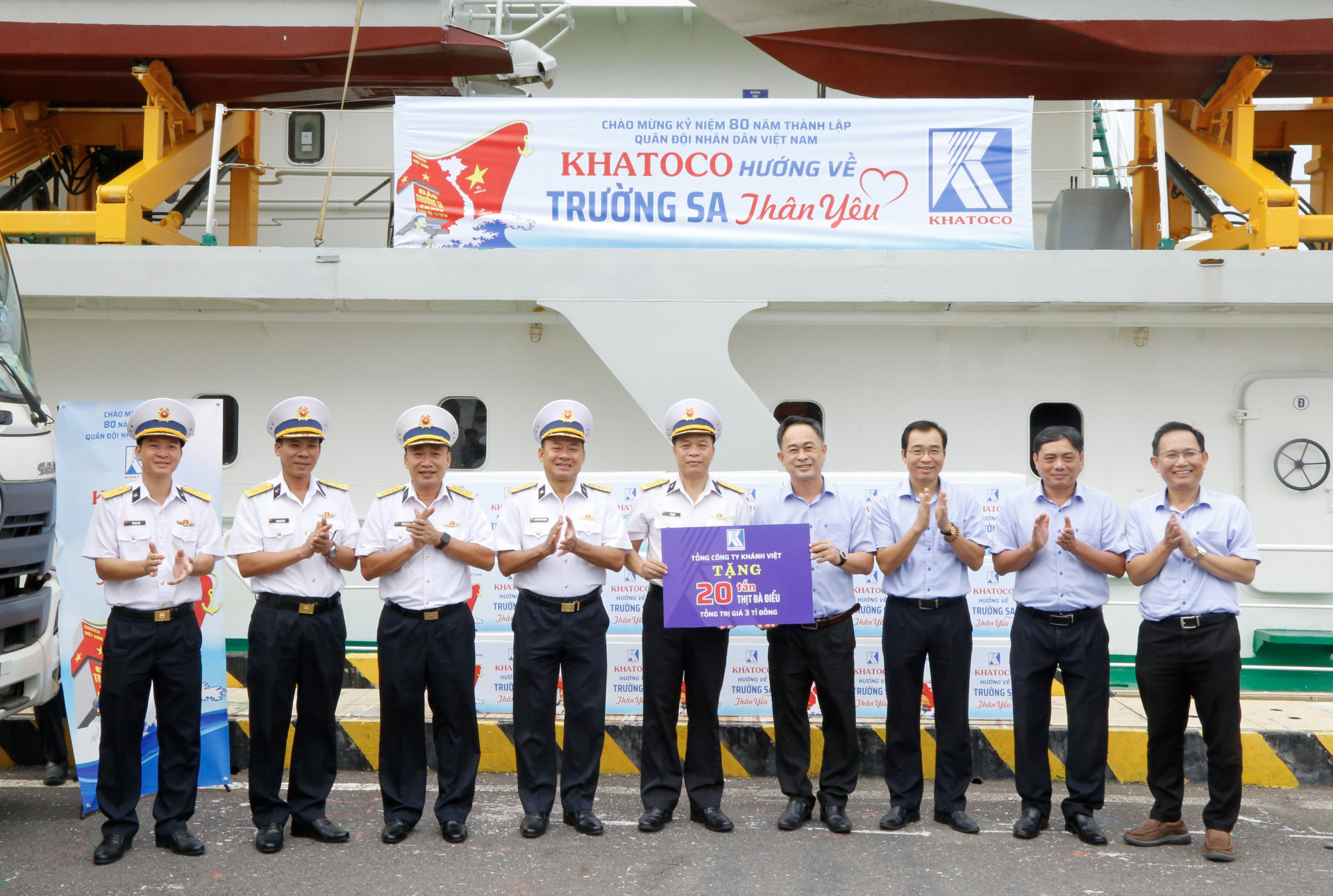 Lãnh đạo Khatoco trao 20 tấn thịt đà điểu gửi tặng quân và dân huyện đảo Trường Sa