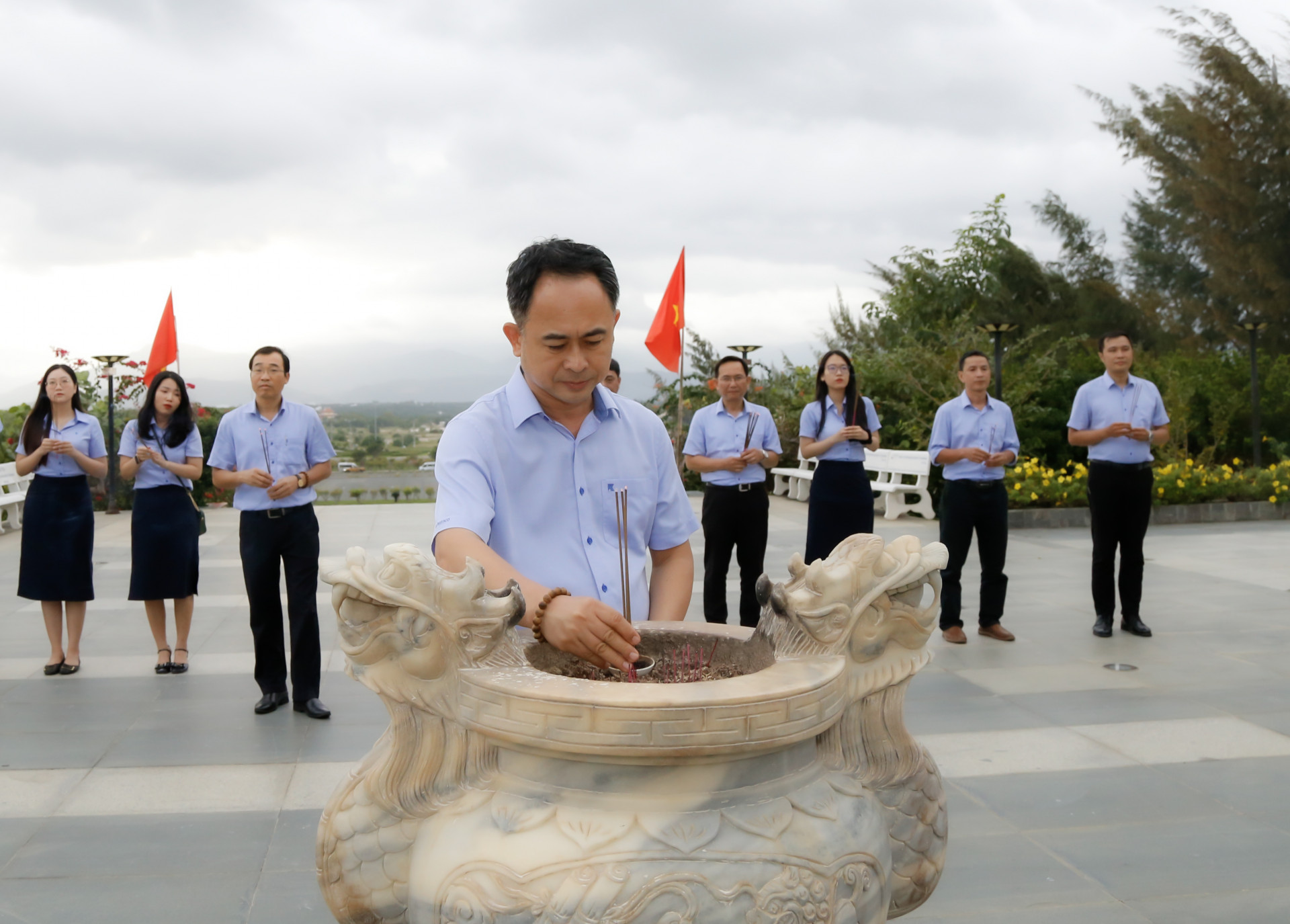 Ông Trần Minh Quang - Tổng Giám đốc Tổng Công ty Khánh Việt dâng hương tại cụm tượng đài “Những người nằm lại phía chân trời”