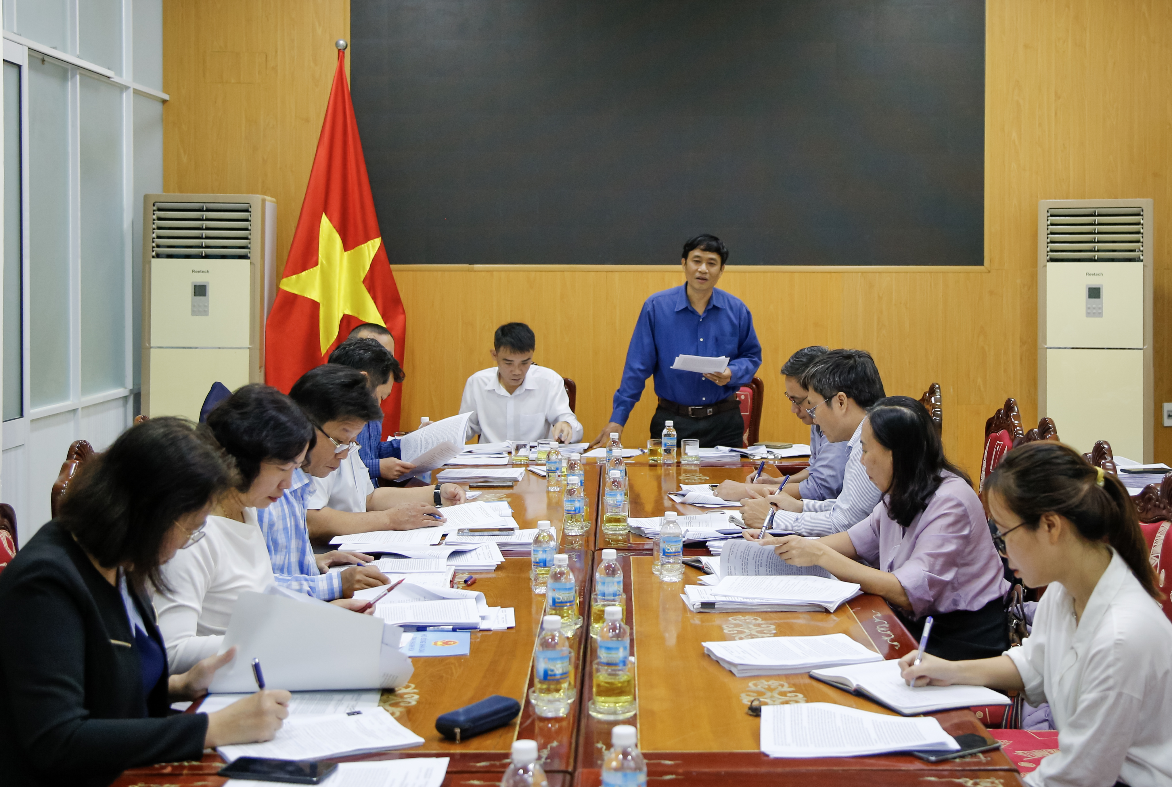 Ông Bùi Thanh Bình - Trưởng Ban Kinh tế - Ngân sách HĐND tỉnh phát biểu tại cuộc họp thẩm tra