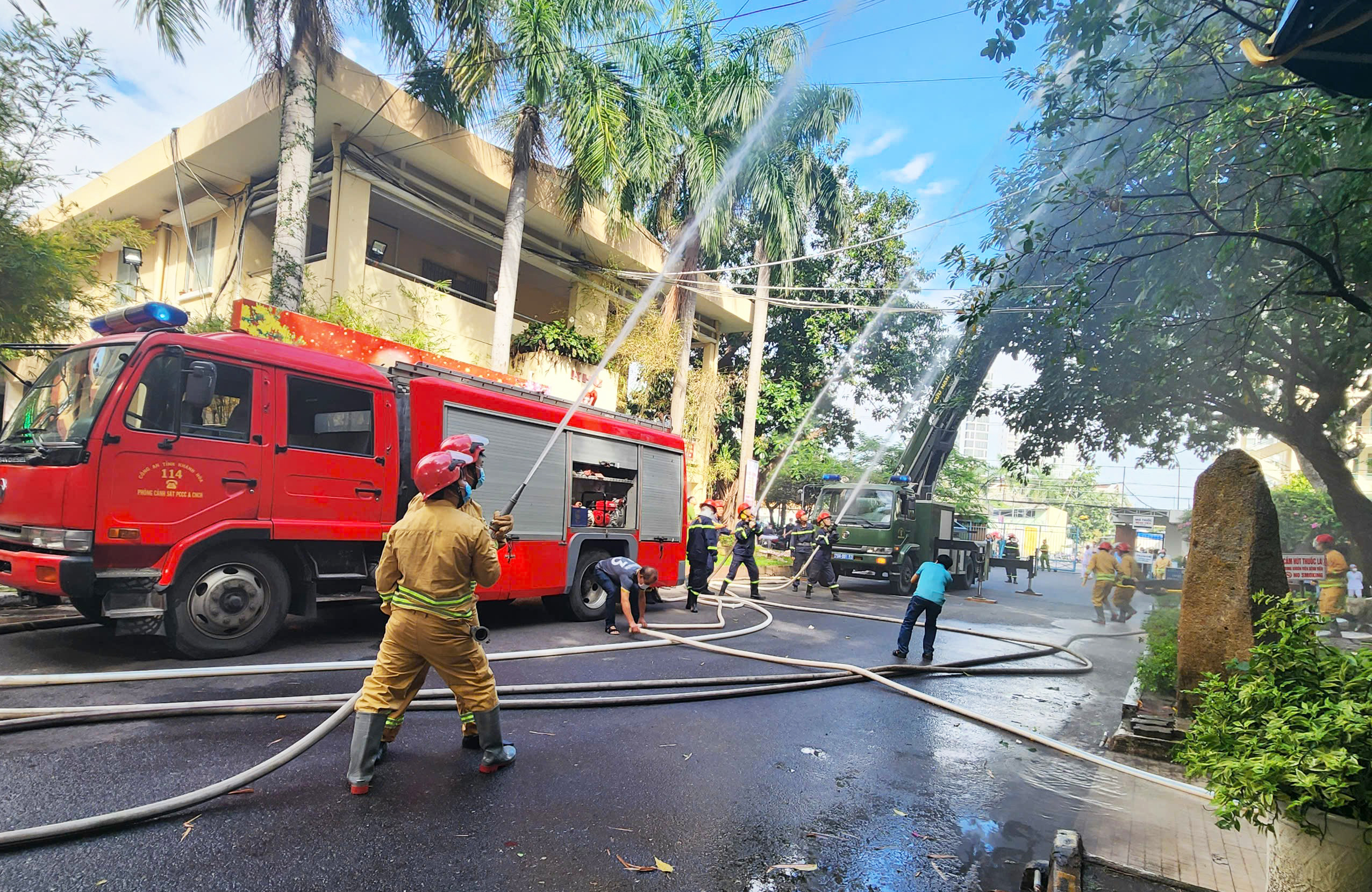 Gần 90 người tham gia thực tập phương án chữa cháy tại Bệnh viện Đa khoa tỉnh Khánh Hòa