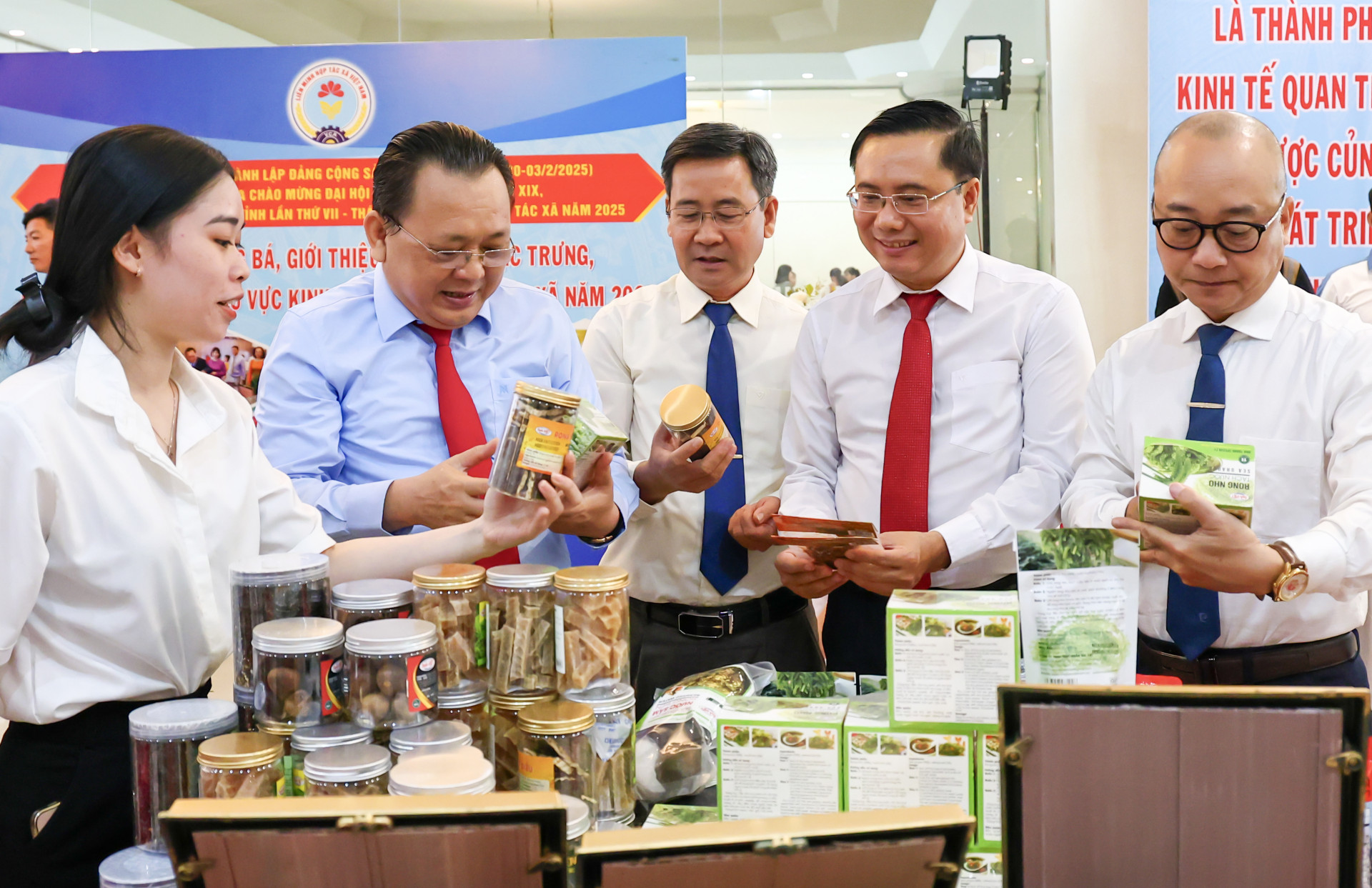 Delegates visit an OCOP booth displayed at the 2024 collective economic summary conference.