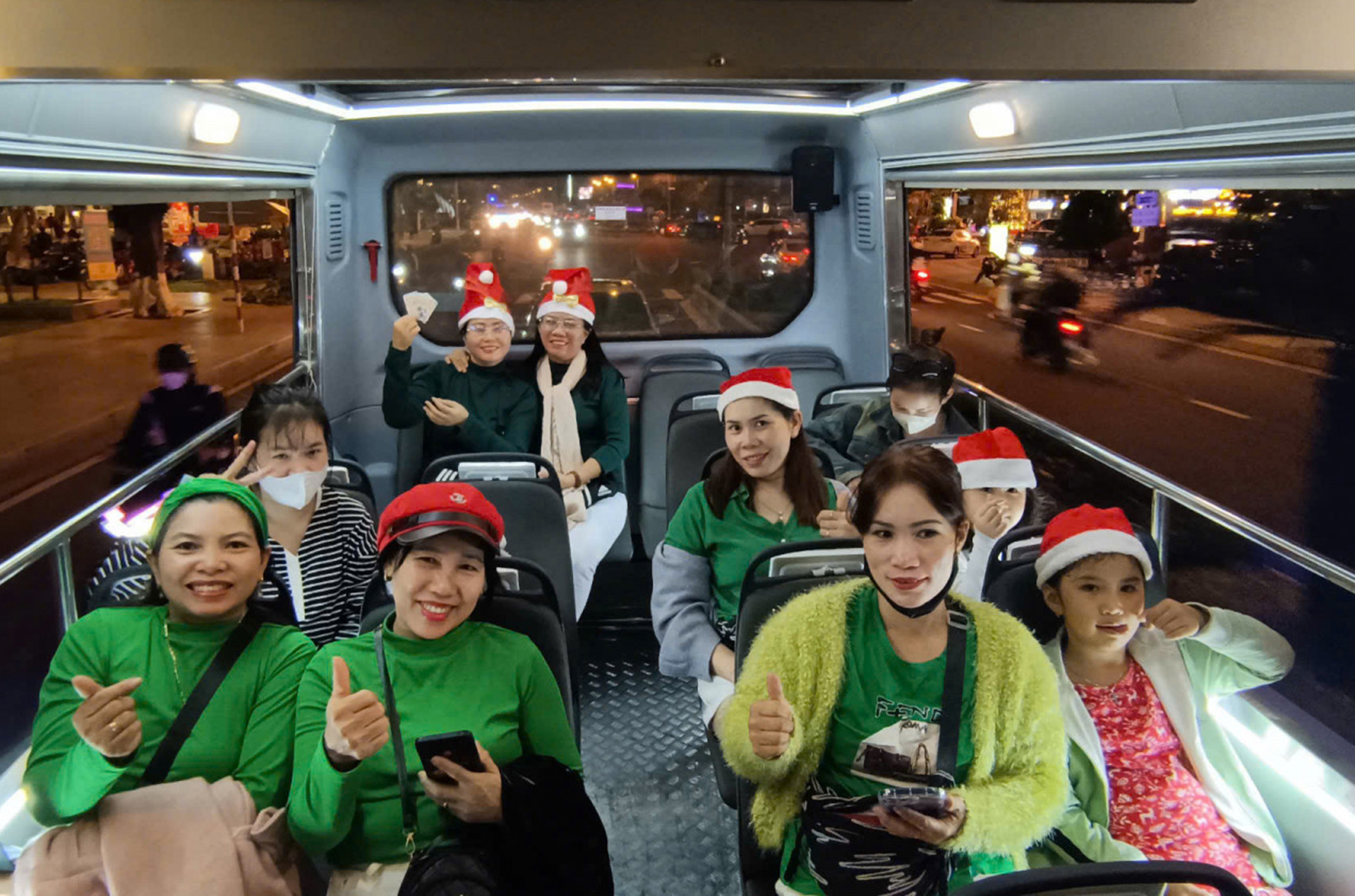 Miễn phí khi sử dụng xe buýt du lịch thoáng nóc tại TP. Nha Trang